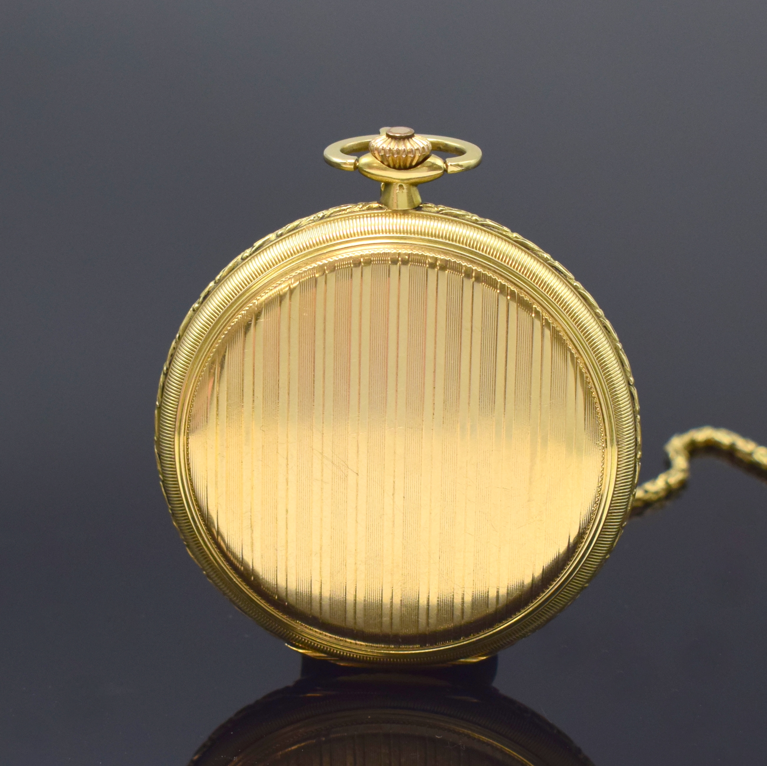Detail b: RECTA Savonette in GG 585/000 mit Kette in GG 585/000, Schweiz um 1925, Geh. seitl. floral grav., Sprung- u. Rückdeckel m. Streifendekor, ...