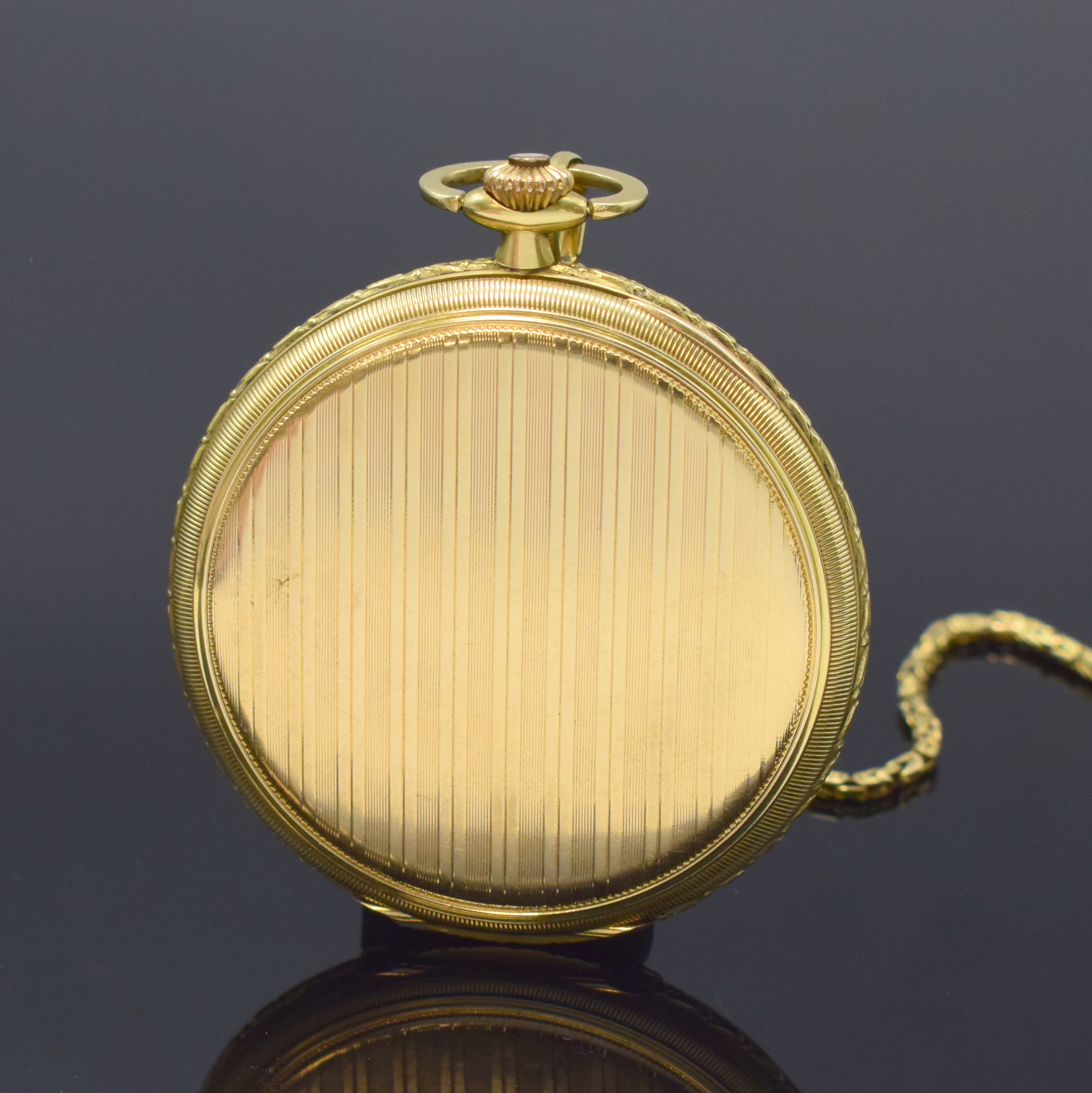 Detail c: RECTA Savonette in GG 585/000 mit Kette in GG 585/000, Schweiz um 1925, Geh. seitl. floral grav., Sprung- u. Rückdeckel m. Streifendekor, ...