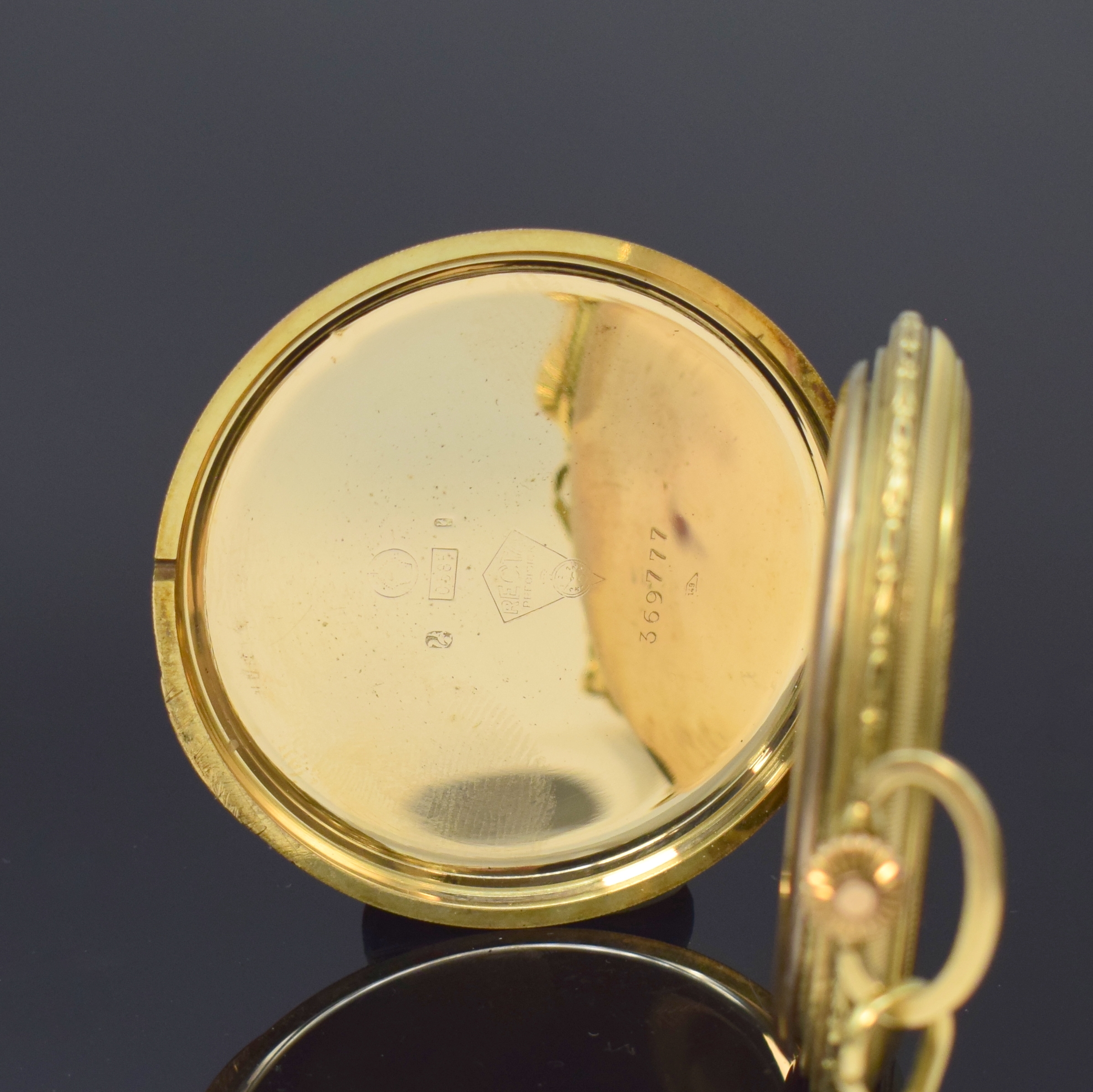 Detail d: RECTA Savonette in GG 585/000 mit Kette in GG 585/000, Schweiz um 1925, Geh. seitl. floral grav., Sprung- u. Rückdeckel m. Streifendekor, ...