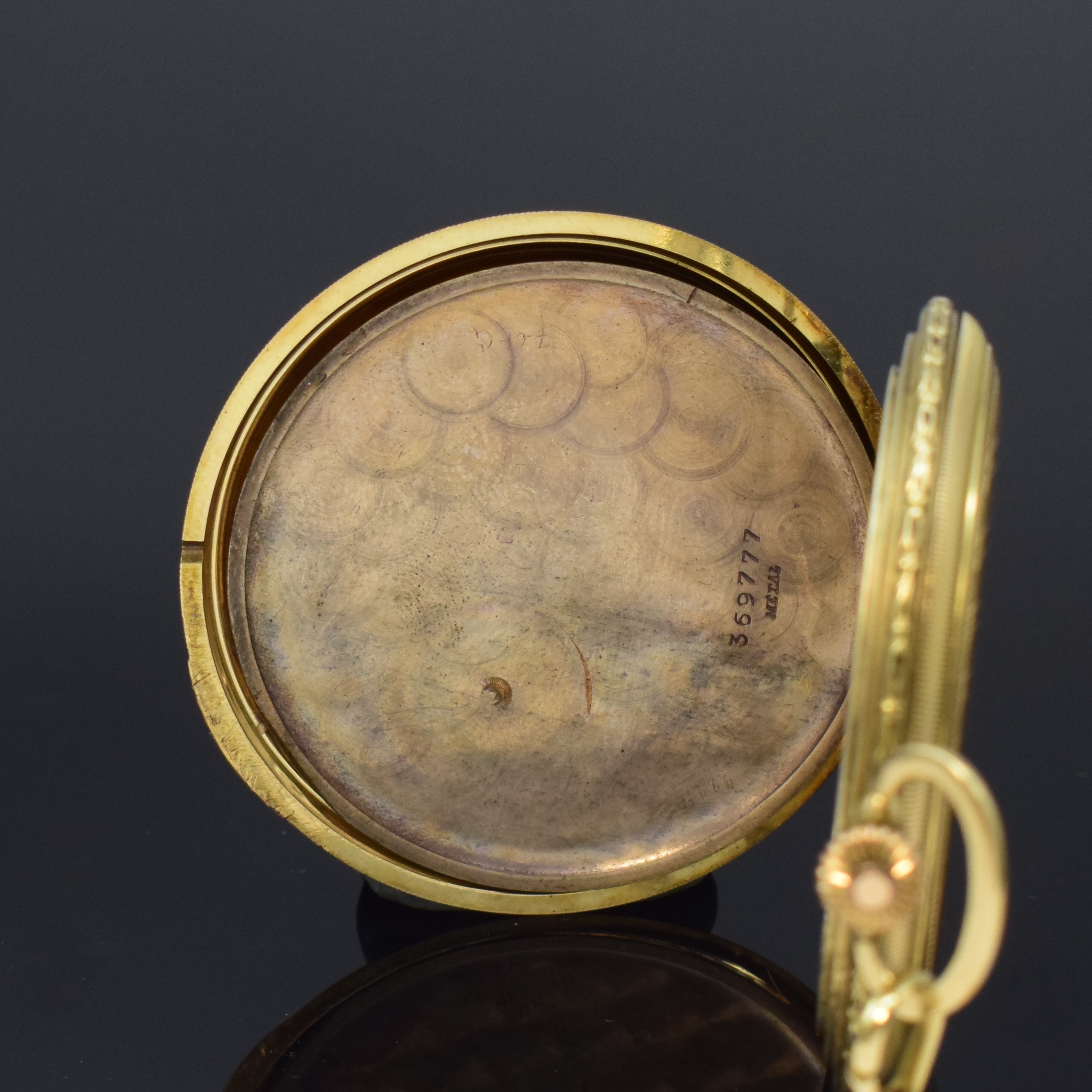 Detail f: RECTA Savonette in GG 585/000 mit Kette in GG 585/000, Schweiz um 1925, Geh. seitl. floral grav., Sprung- u. Rückdeckel m. Streifendekor, ...