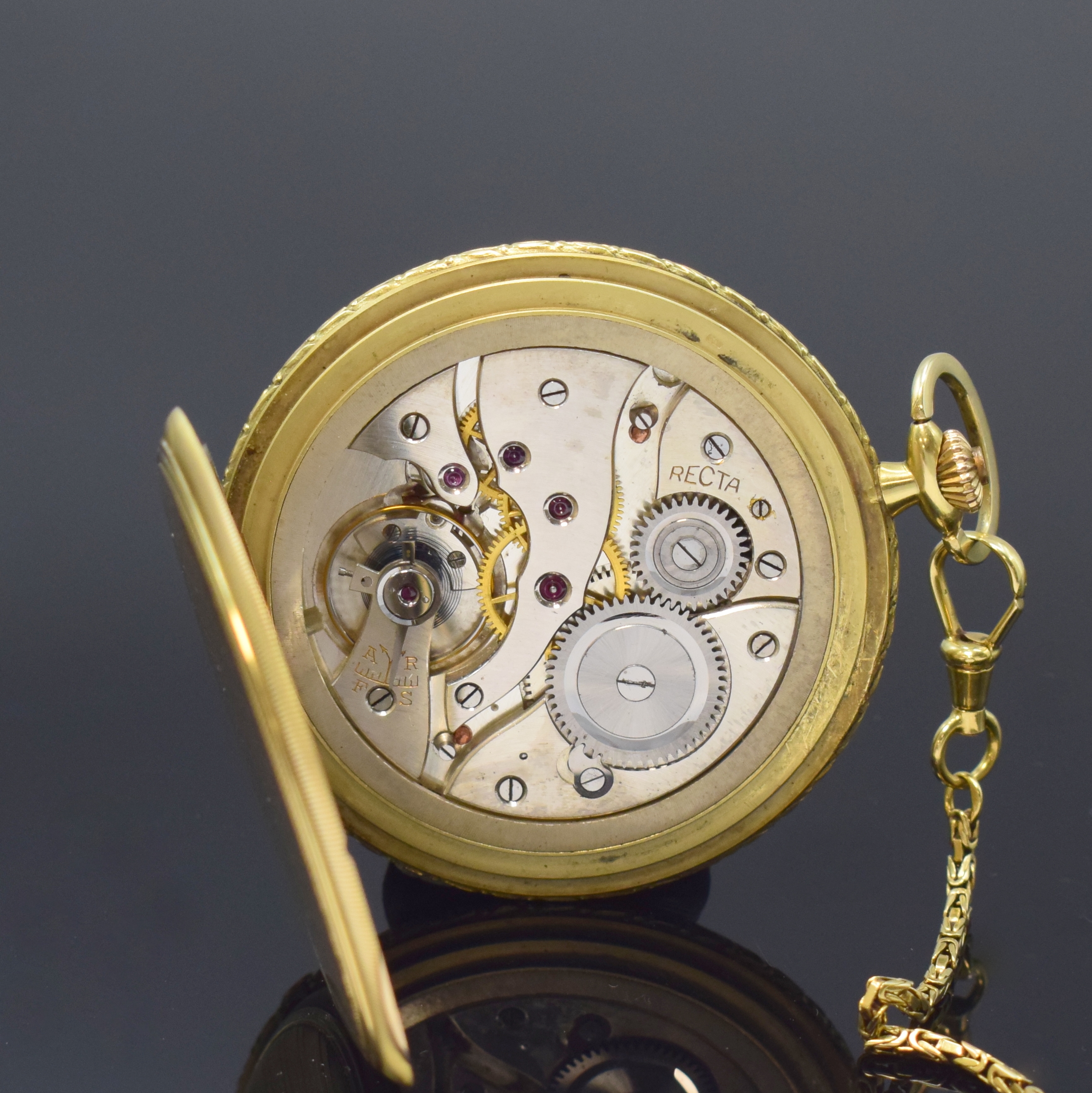 Detail g: RECTA Savonette in GG 585/000 mit Kette in GG 585/000, Schweiz um 1925, Geh. seitl. floral grav., Sprung- u. Rückdeckel m. Streifendekor, ...