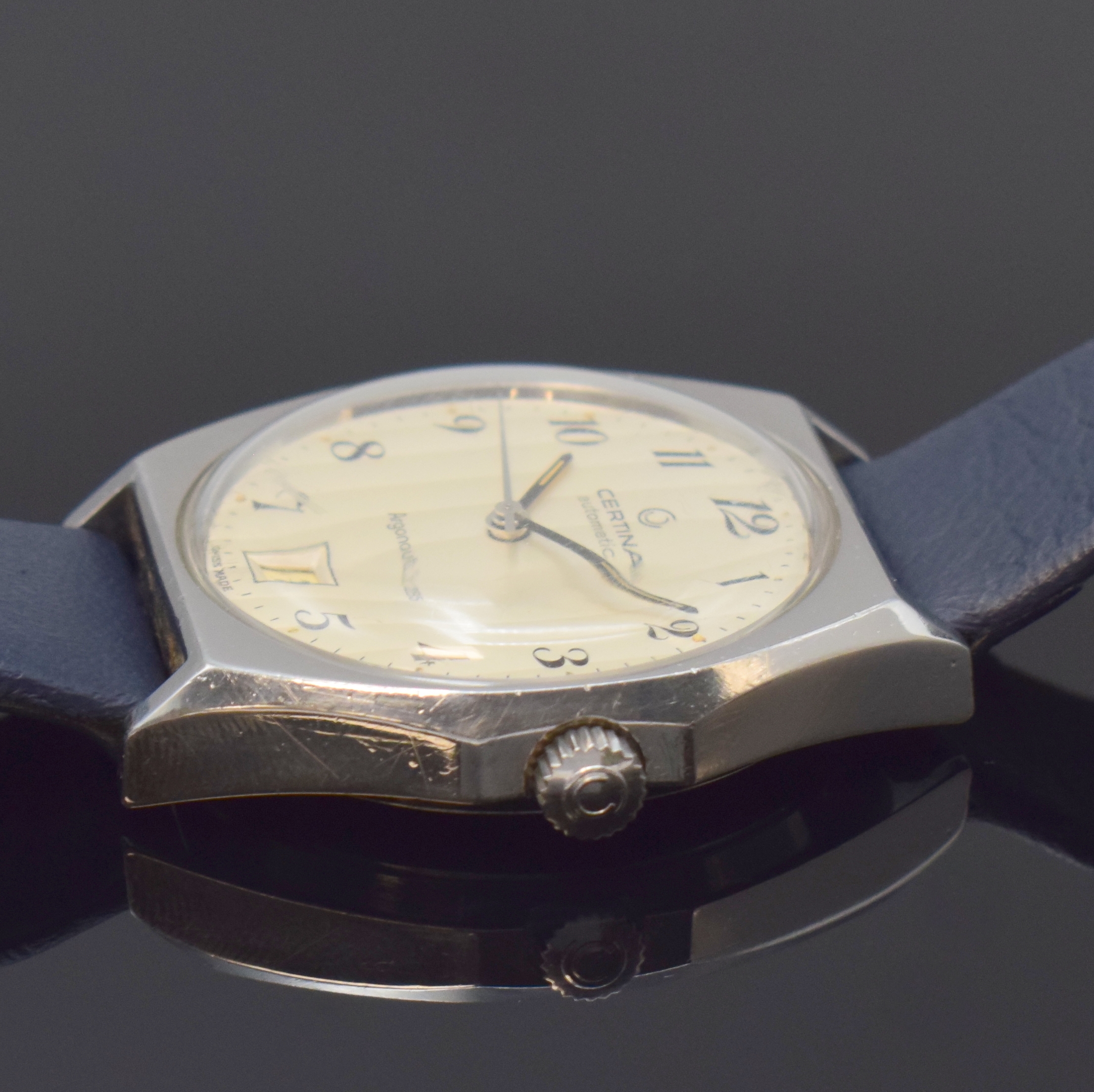 Detail b: CERTINA Argonaut 285 Herrenarmbanduhr in Stahl, Schweiz um 1970, Automatik, Boden verschr., vers. Zifferbl. m. Streifenschl., arab. Zahlen, ...