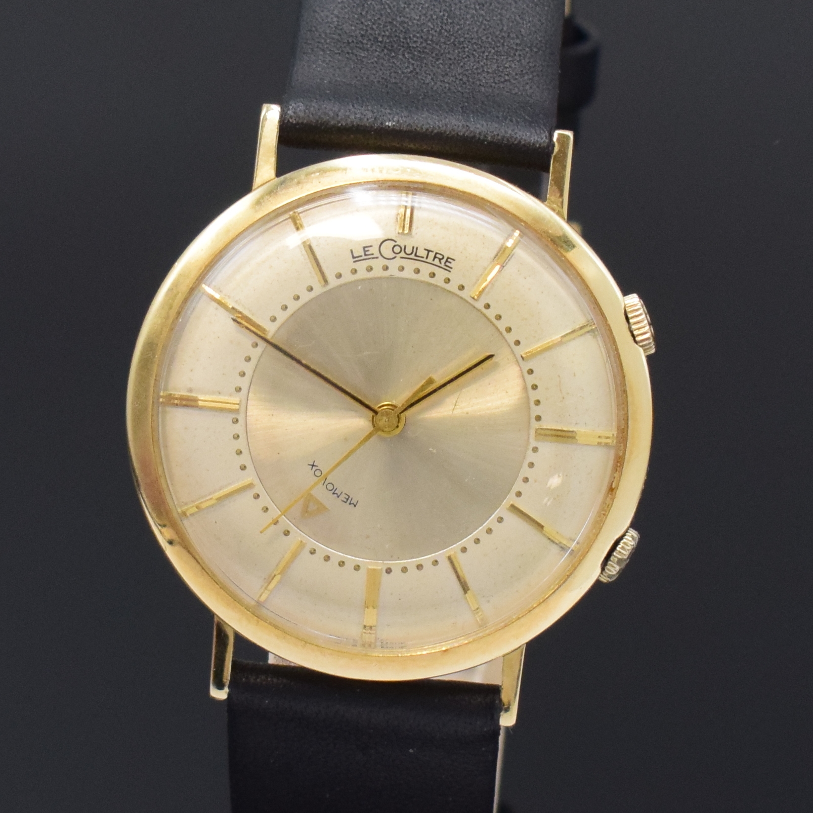 Detail a: LeCoultre Memovox Armbandwecker im 10k Gold filled Gehäuse Referenz 3024, Schweiz/USA um 1955, Handaufzug, Glasrand gedr., 2-teil. Zifferbl. m. ...