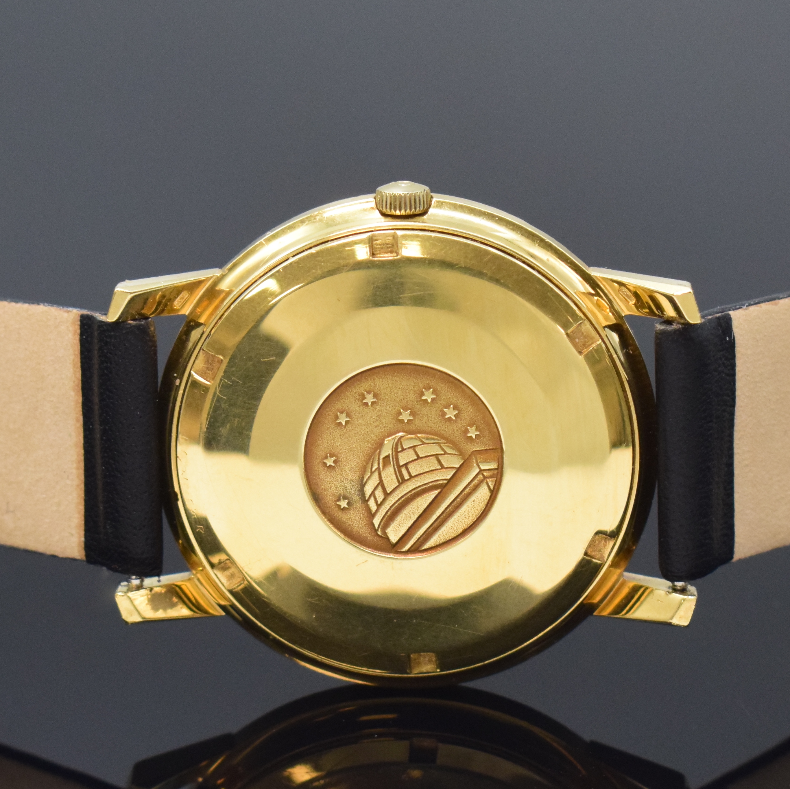 Detail c: OMEGA Herrenarmbanduhr Constellation Chronometer in GG 750/000 Referenz 168.010/11, Schweiz um 1968, Boden m. Darst. Sternwarte verschr., gold. ...
