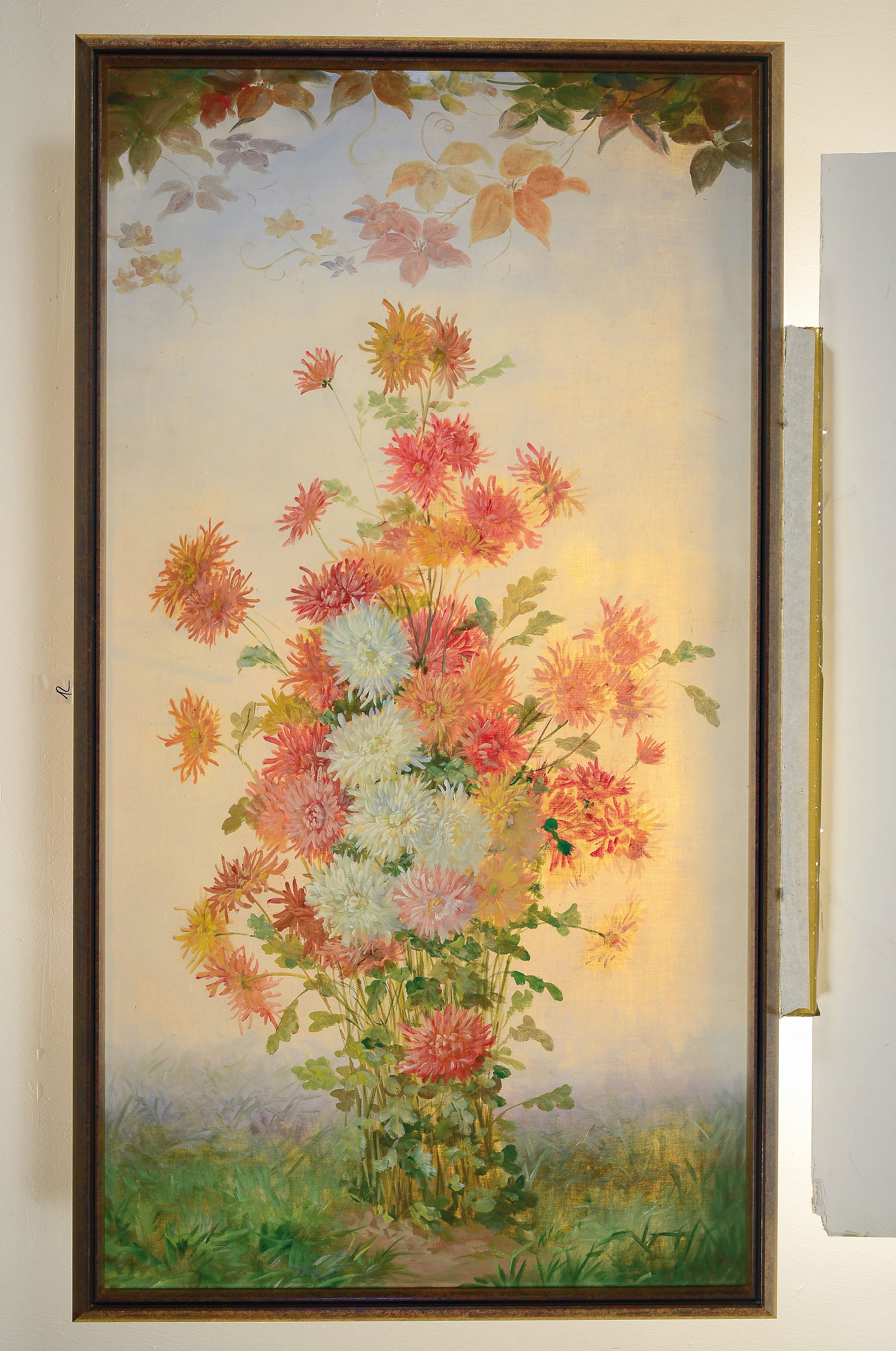 Detail k: Unbekannter Künstler, 1. Hälfte 20. Jh., Herbstliches Stillleben mit Astern und Weinlaub, Öl/Lwd, unsigniert, ca. 140x74cm, R. ca. 146x80cm