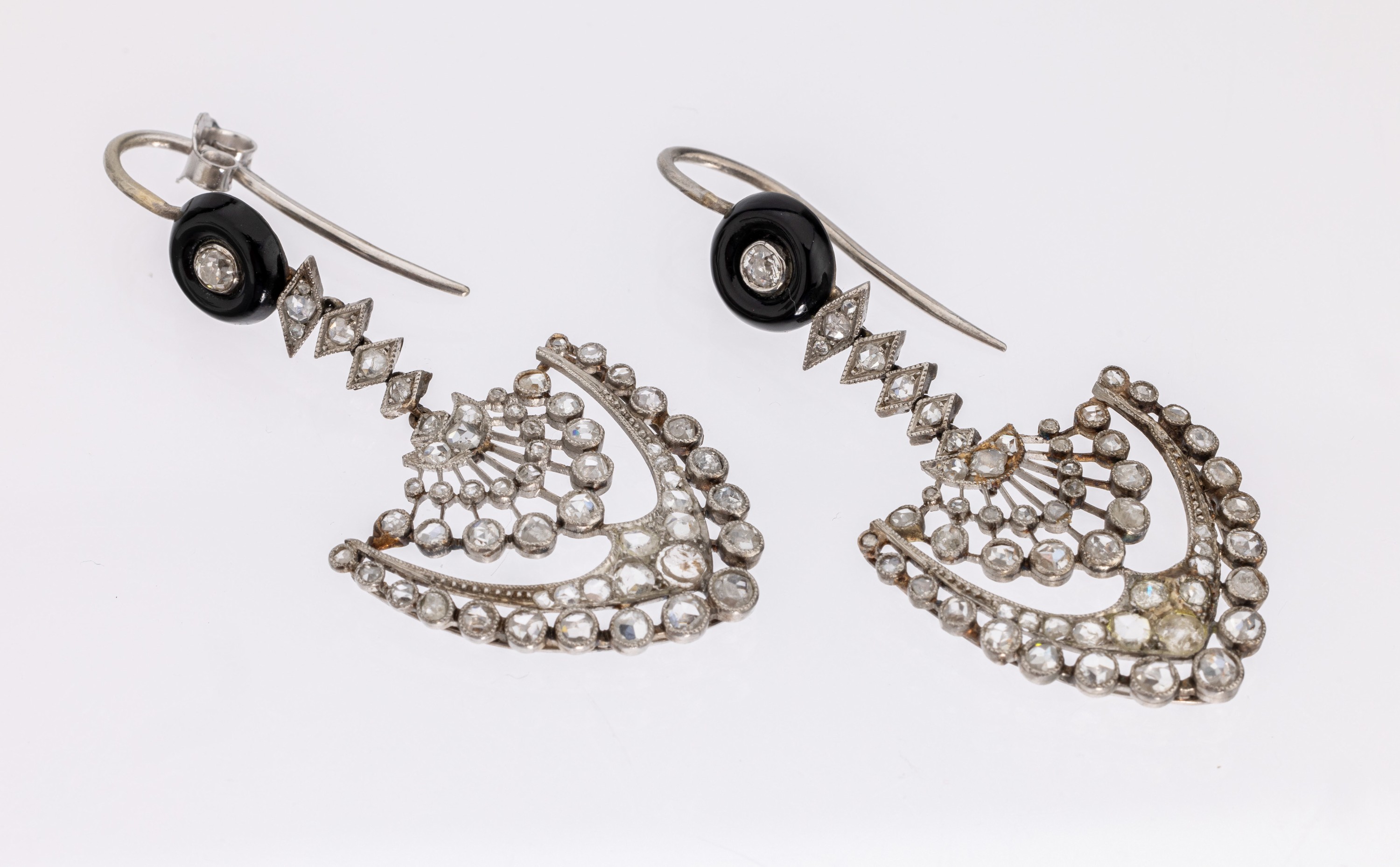 Paar Platin Diamant-Ohrgehänge, um 1910, Platin gepr., bewegl. Abhängungen, oberer Abschluss mit Onyxring, Bügel sek., 112 Altschliffdiamanten ...