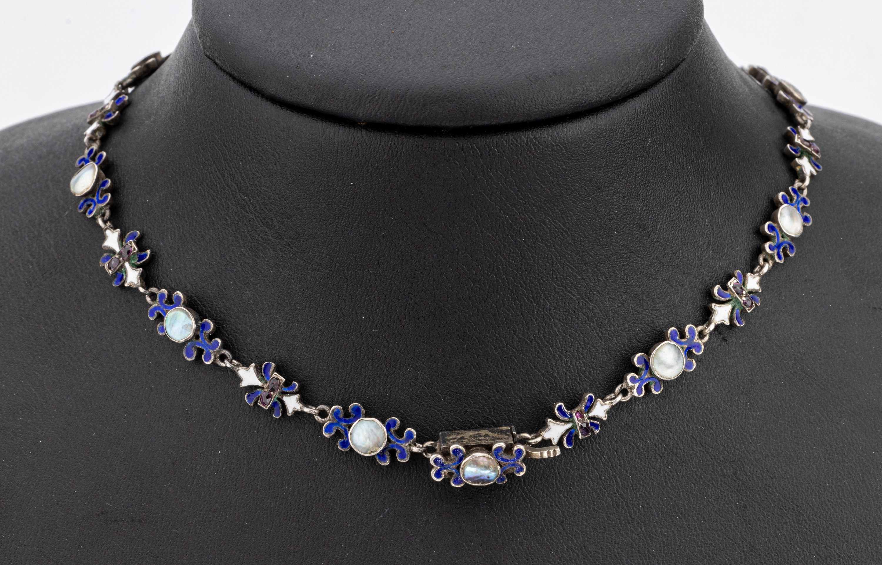 Silber Collier mit Email um 1870/80, Silber geprüft, blaues und weisses Email, Perlmutt-Cabochons, roter Steinbesatz, Email z.T. mit Fehlstellen, L ...