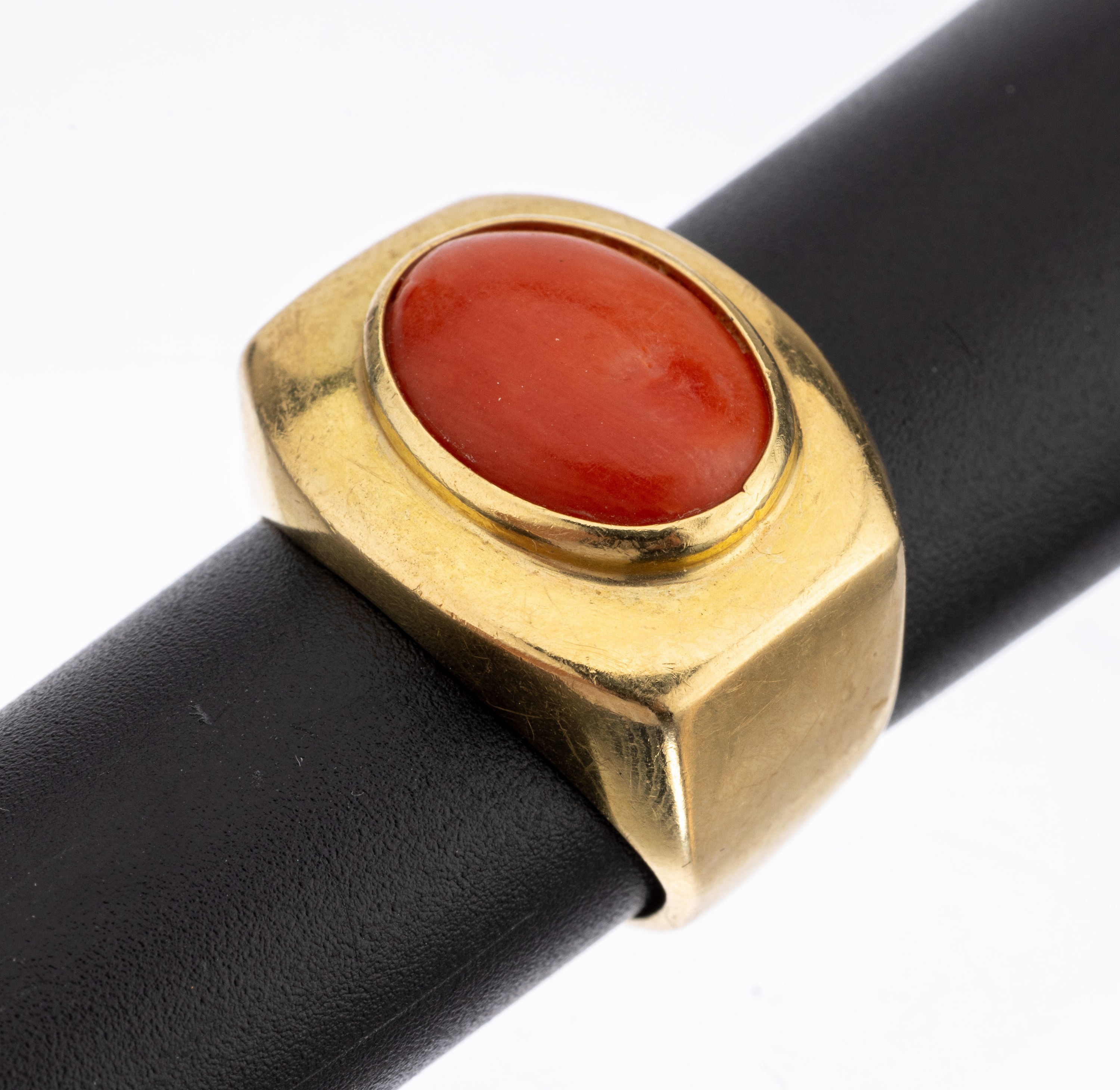 18 kt Gold Korallen-Ring, GG 750/000, ital.Atelierarbeit, Korallen-Cabochon von guter Farbe, nat. Merkmale, ca. 13.5 x 10 mm, RW 54,ca. 10.1 g, ...