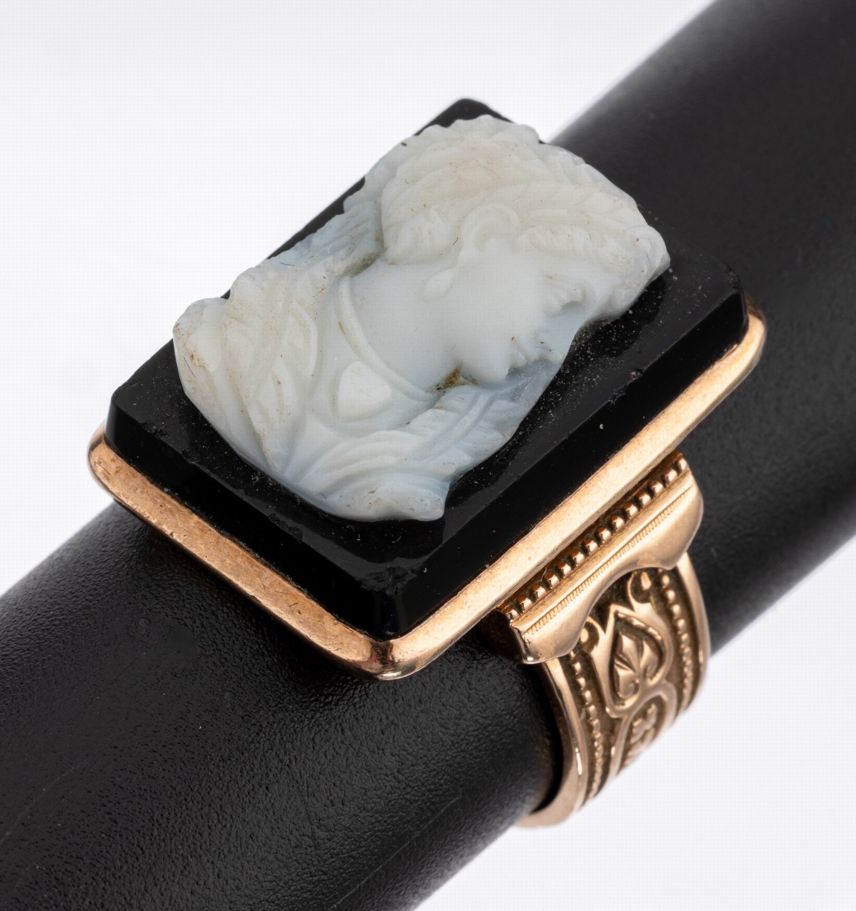 8 kt Gold Lagenstein-Ring, um 1870/80, GG 333/000 gepr., Lagenstein mit Darstellung eines Frauenportrait, Ringschultern verziert, RW 61, ca. 11.8 g