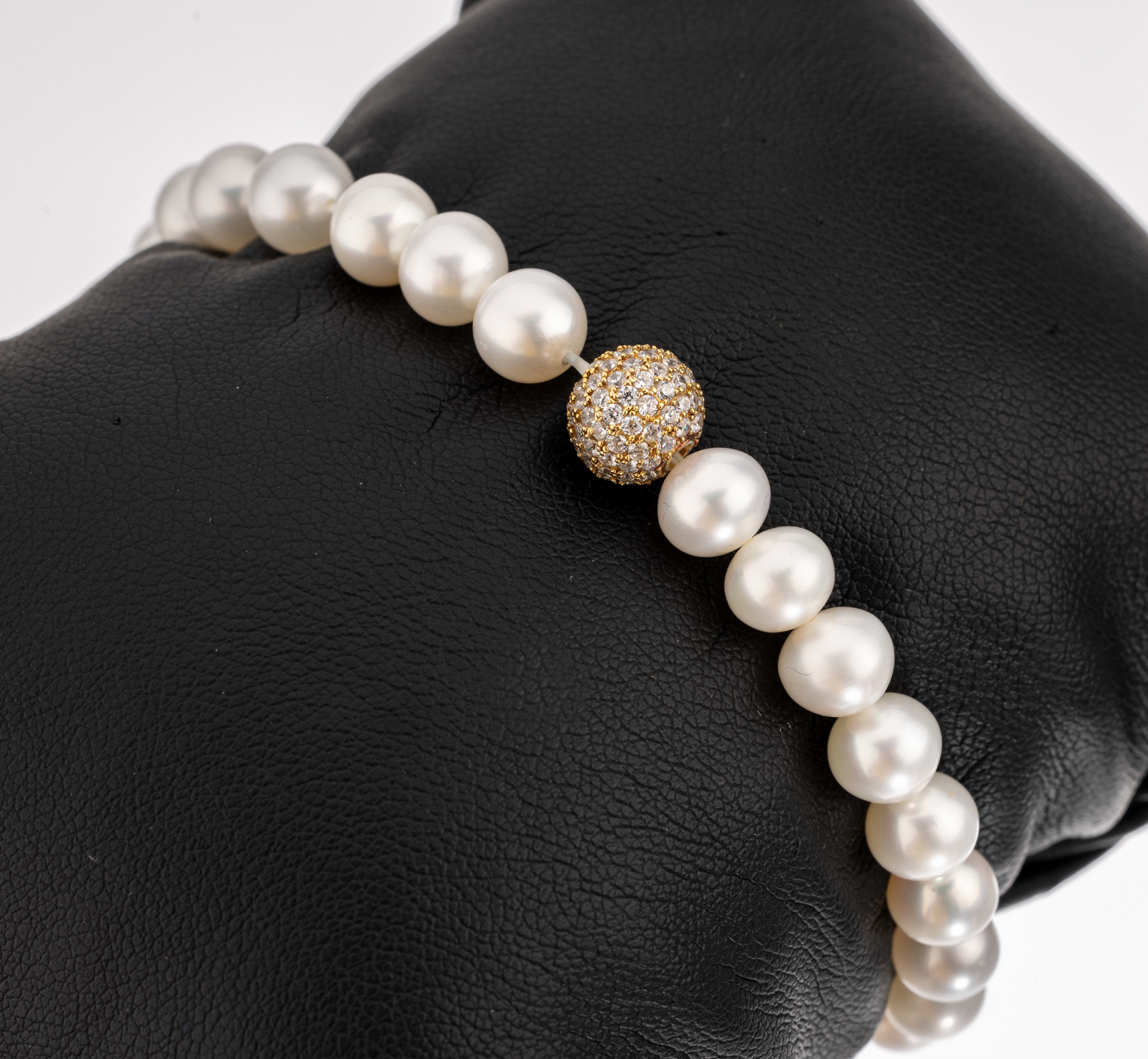 Perl-Brillant-Armband, auf elastischem Band 28 Süsswasserzuchtperlen, D. ca. 6.8 mm, 1Kugel GG mit kl. Brillanten zus. ca. 0.50 ct Weiss/si