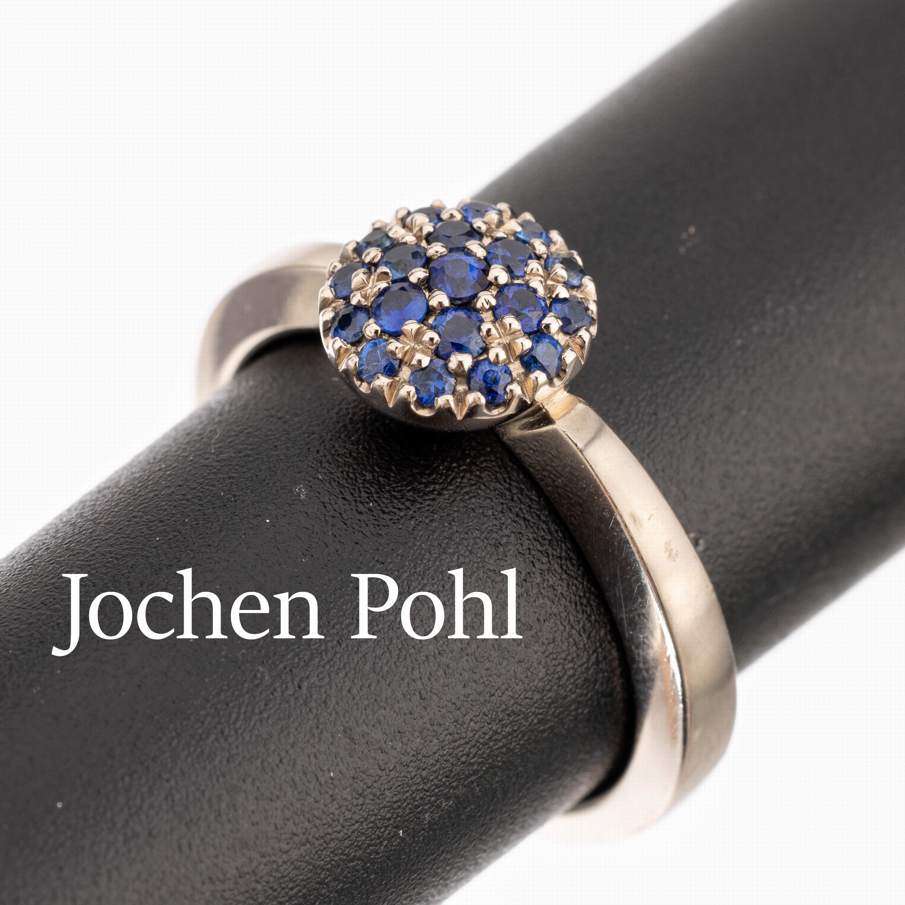 18 kt Gold JOCHEN POHL Saphir-Ring, WG 750/000, runder Ringkopf mit 19 rundfacett. Saphiren von sehr feiner Farbe zus. ca. 0.33 ct (grav.), RW 53, ...