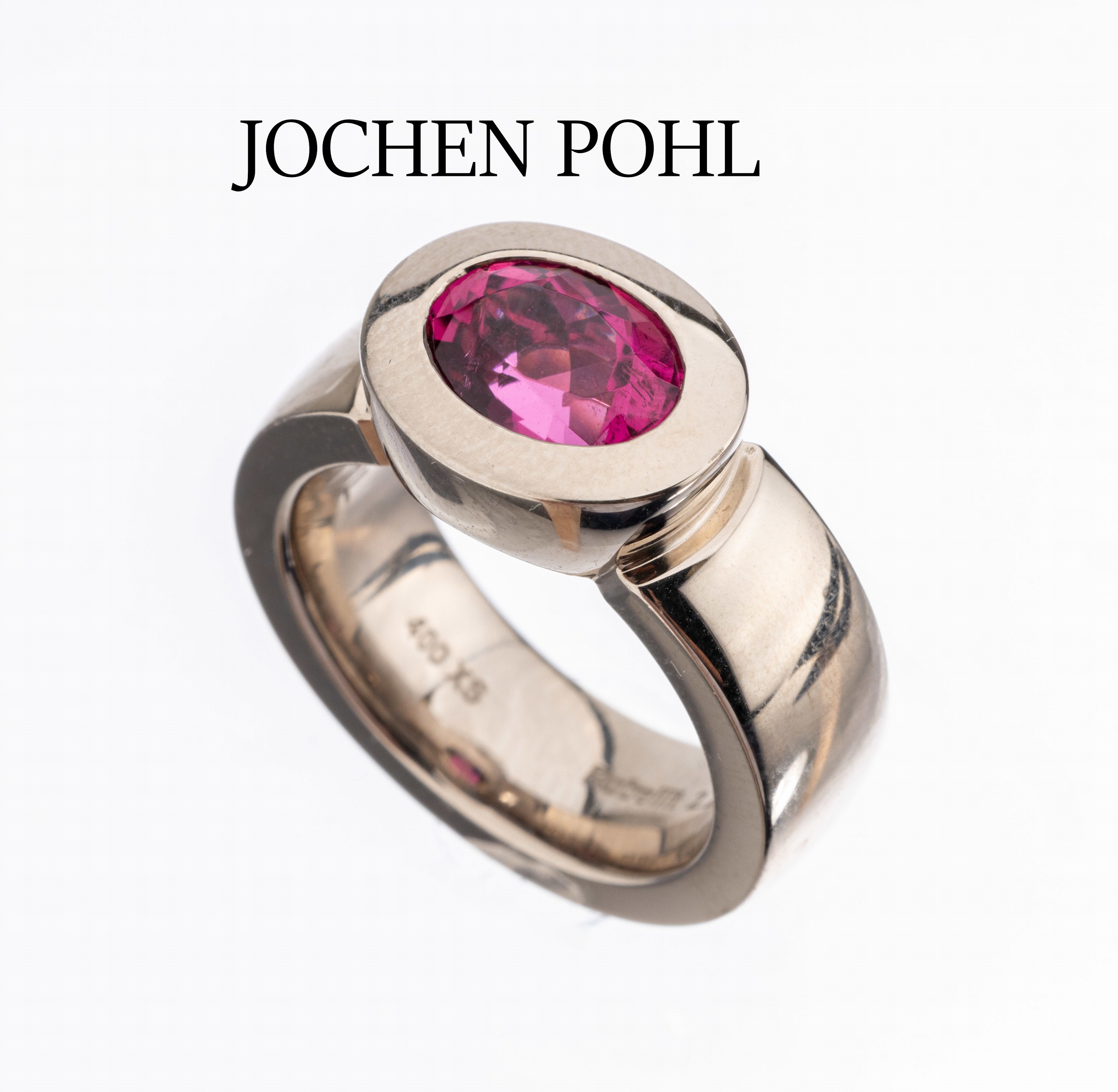 18 kt Gold JOCHEN POHL Rubellit-Ring, WG 750/000, massive Ausführung, ovalfacett. Rubellit von sehr feiner Farbe ca. 2.21 ct, RW54, ca. 23.8 g, ...