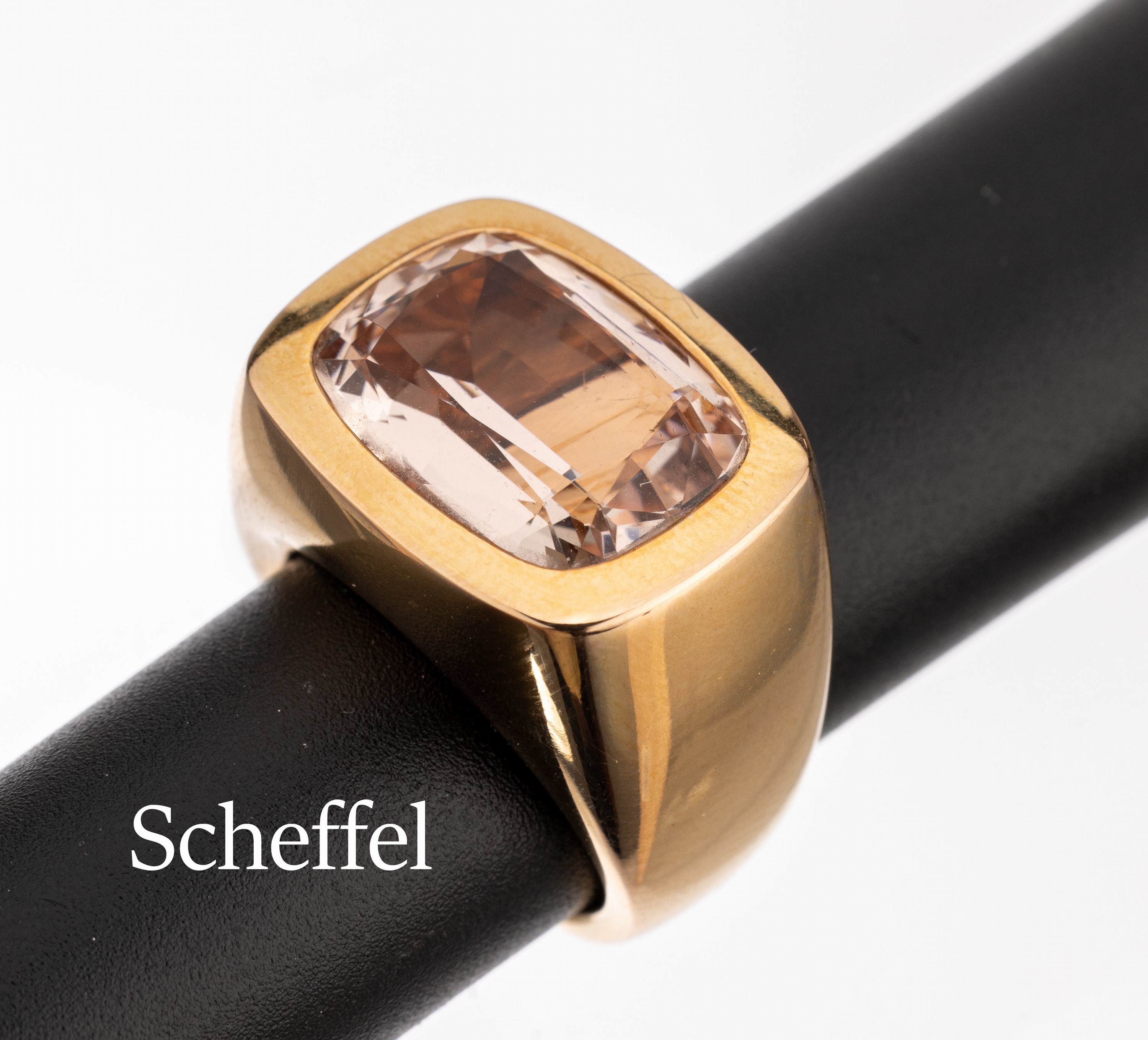 18 kt Gold SCHEFFEL Morganit-Ring, GG 750/000, schwere qualitätvolle Verarbeitung, facett. Morganit ca. 9.42 ct, RW 54, ca. 22.2 g
