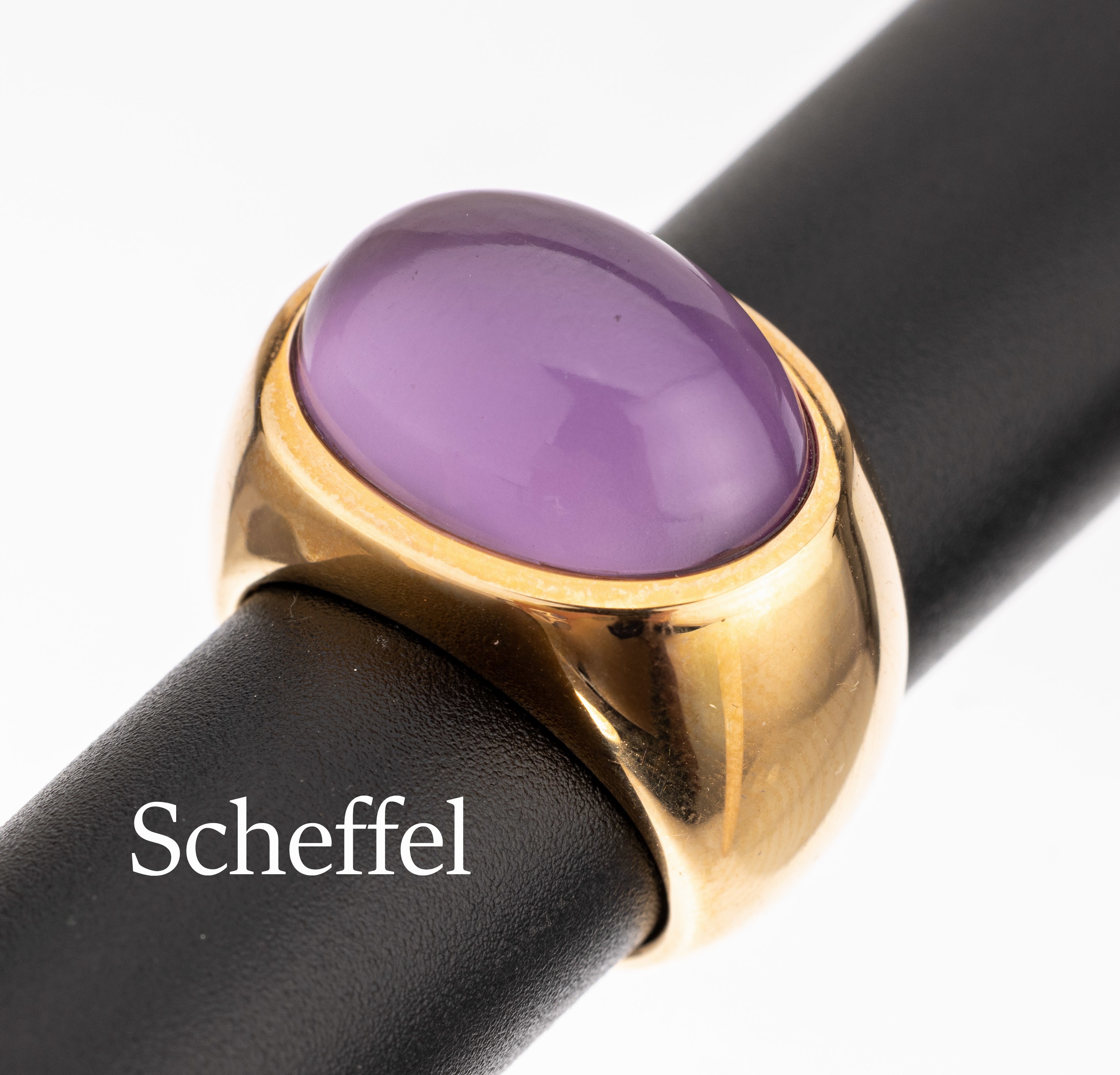 18 kt Gold SCHEFFEL Amethyst-Ring, GG 750/000, schwere massive Verarbeitung, ovaler Amethyst-Cabochon ca. 13.06 ct, RW 54, ca. 18.9 g