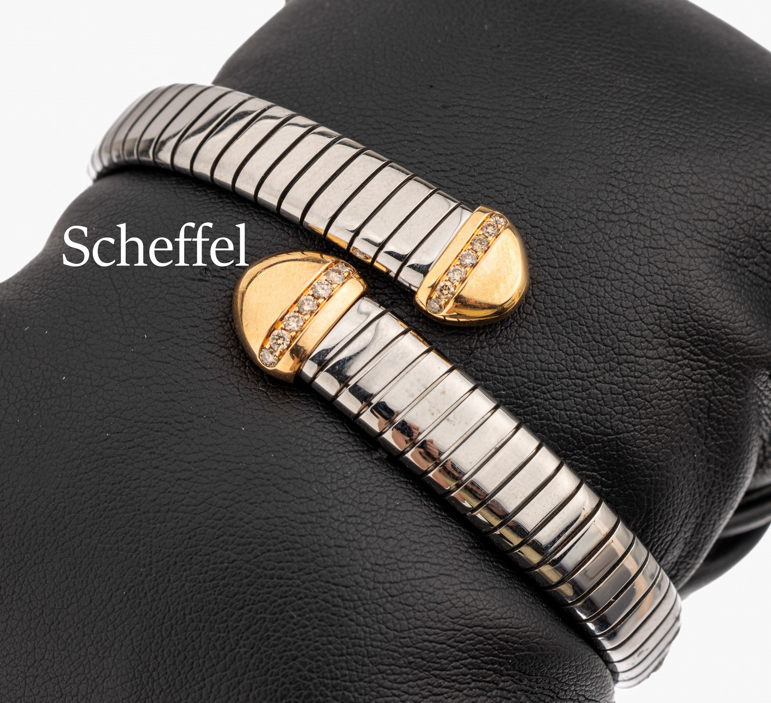 18 kt Gold und Stahl SCHEFFEL Armspange, GG750/000, Abschlüsse mit GG und Brillanten zus.ca. 0.25 ct Weiß/si, ca. 6 x 5 cm, sign.
