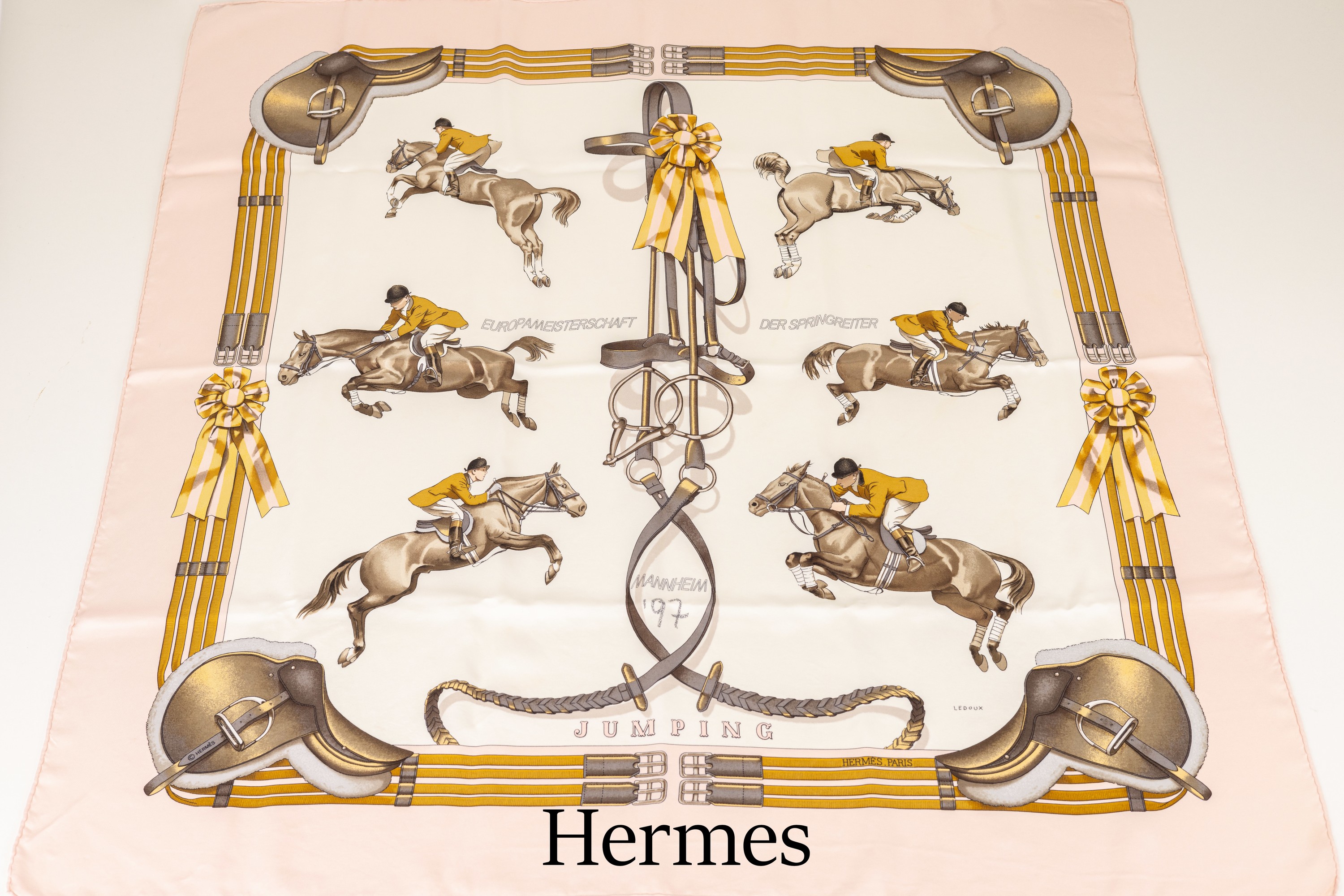 HERMES Carree, "Jumping", Made in France, 100 % Seide, weiss Grundig, rosefarbene Umran- dung, Darstellung verschiedener Springreiter, ...
