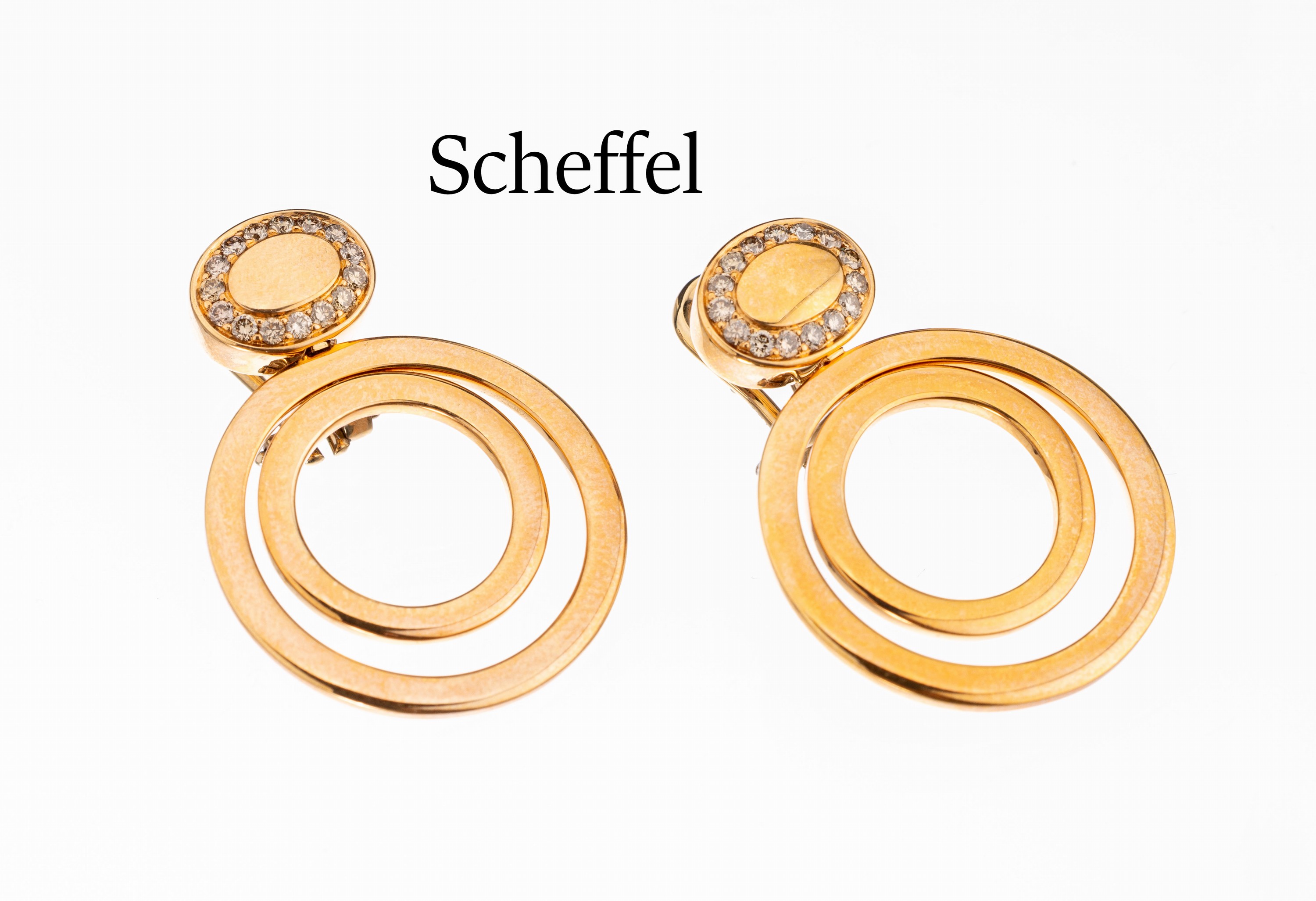 18 kt Gold SCHEFFEL Brillant-Ohrstecker, GG750/000, l. bewegl. kreisf. Element, 30 Brillanten zus. ca. 0.52 ct nat. brown/si, ca.20.3 g, Clipbrisuren