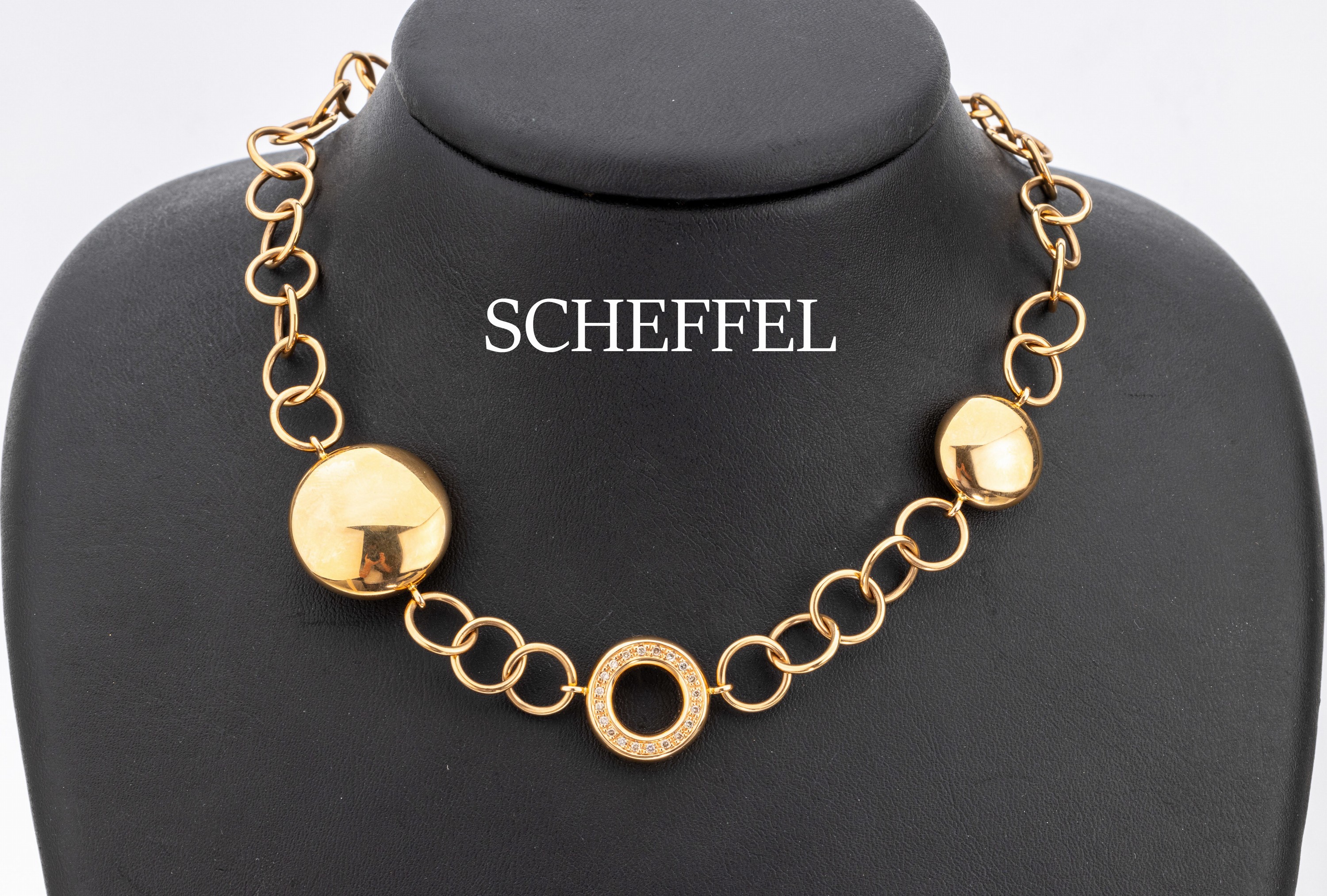 18 kt Gold SCHEFFEL Brillant-Collier, GG 750/000, aus ineinander verschlungenen Kreisen, Mittelteil mit 20 Brillanten zus. ca.0.15 ct nat. brown/si, ...