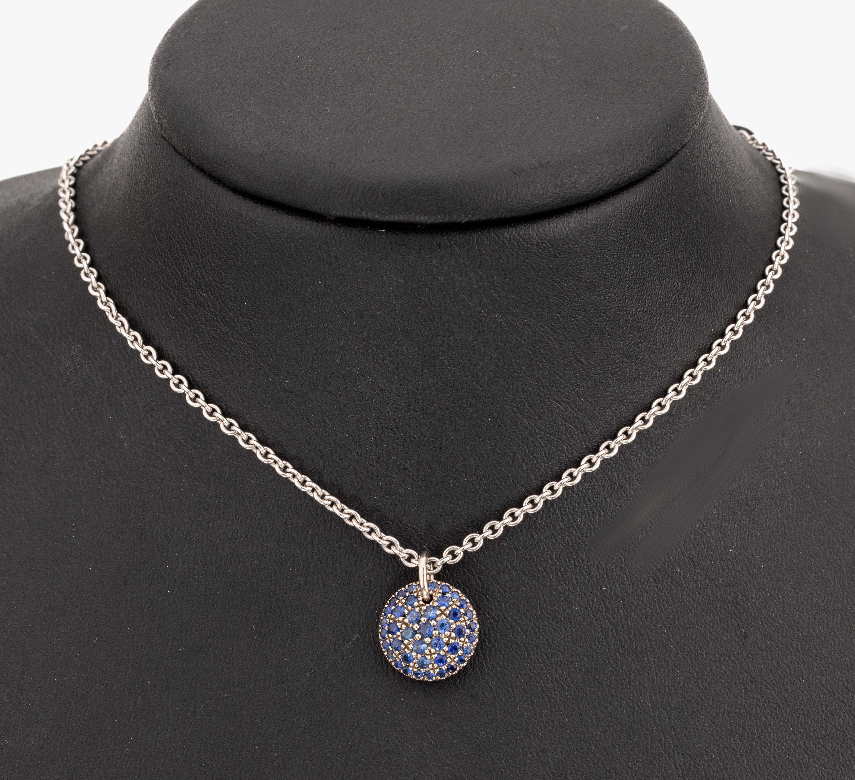 18 kt Gold Saphir-Collier, WG 750/000, rundes Mittelteil mit 42 rundfacett. Saphiren von sehr schöner Farbe zus. ca. 0.72 ct (grav.), L. ca. 45 cm, ...