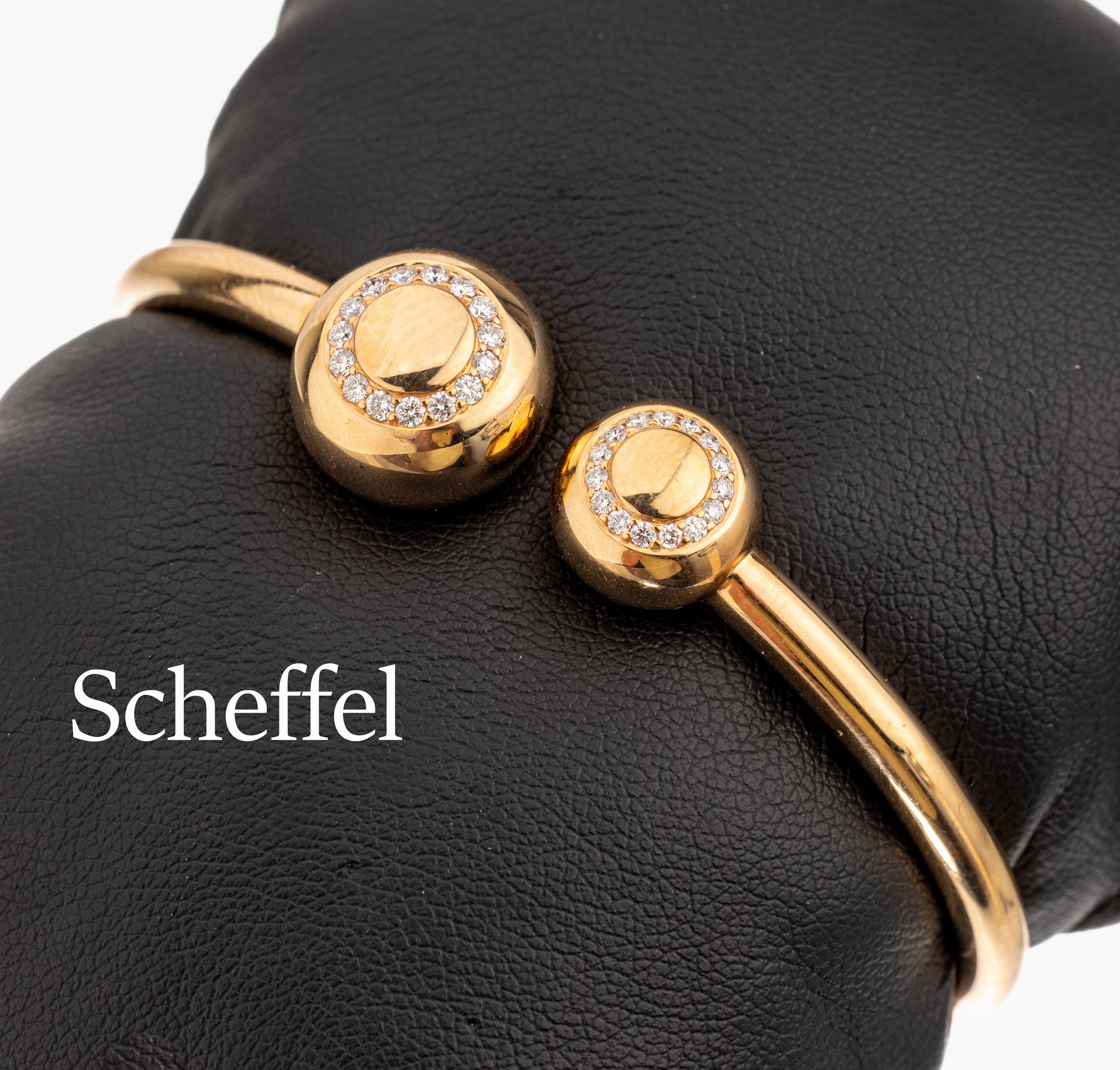 18 kt Gold SCHEFFEL Brillant-Armreif, GG 750/000, in sich flexibel, 30 Brillanten zus. ca. 0.34 ct feines Weiß/vs, ca. 5.5 x 4.5 cm, ca. 15.2 g
