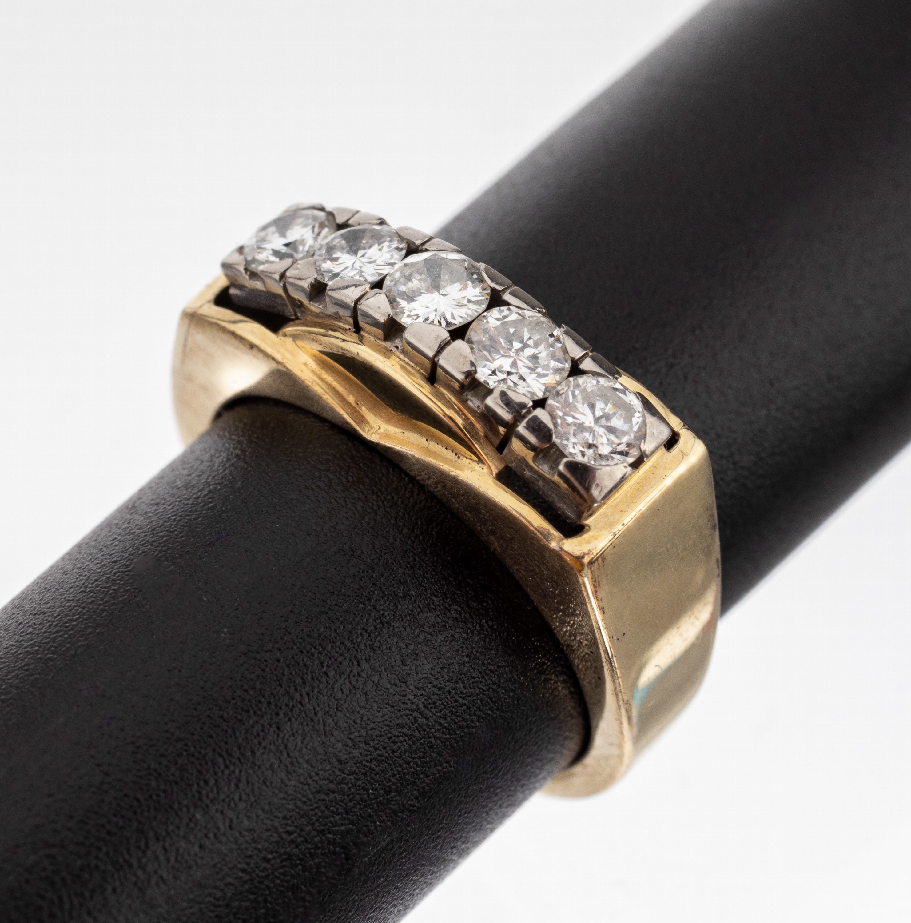 14 kt Gold Brillant-Ring, GG/WG 585/000, 5 in WG gefasste Brillanten zus. ca. 0.75 ct Weiß/p, (1 Stein l. besch.) RW 56, ca. 6.1 g