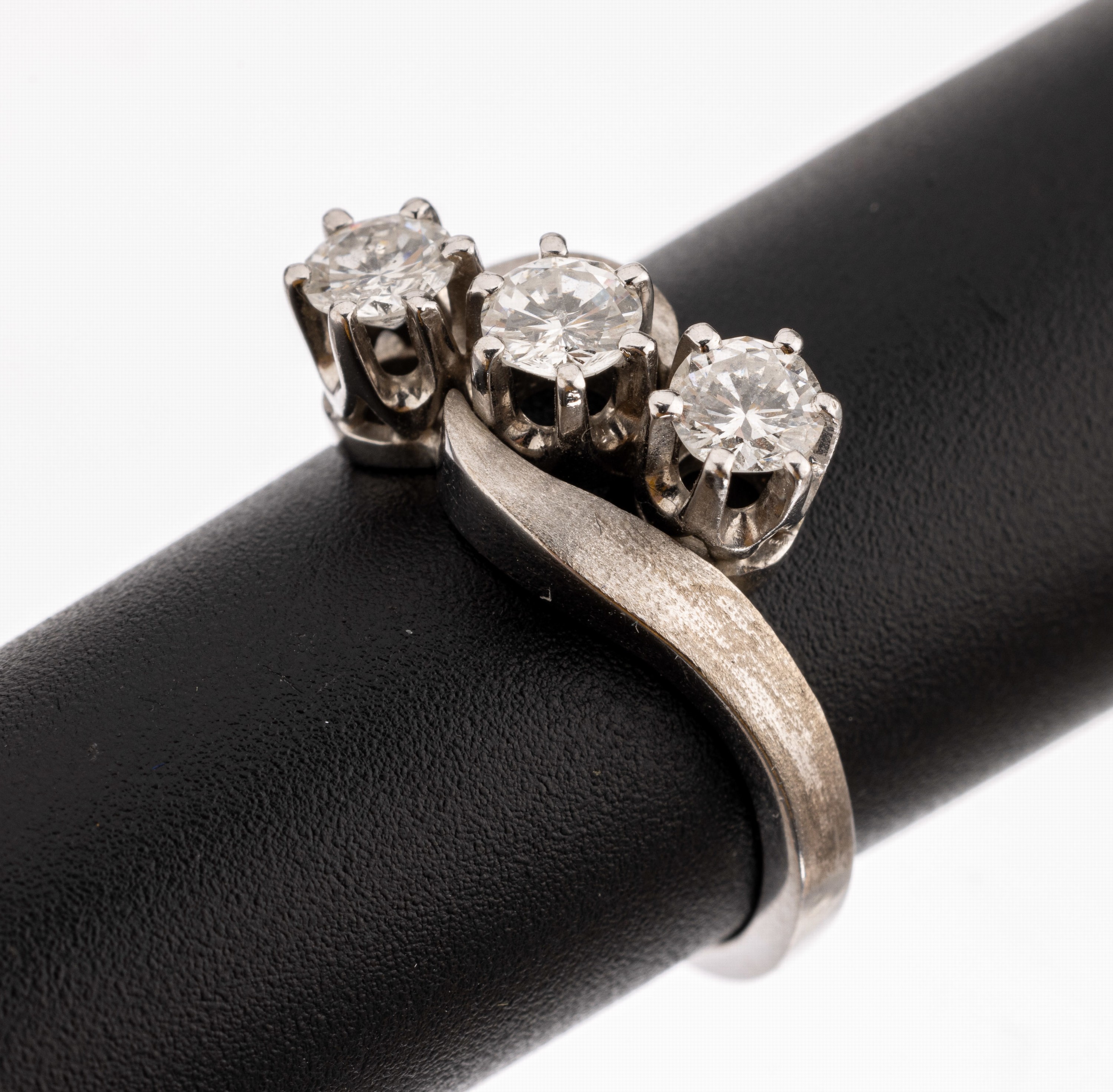 18 kt Gold Brillant-Ring, WG 750/000, 3 Brillanten zus. ca. 0.80 ct Weiss/p, Schiene z.T. sat., RW 55, ca. 5.4 g