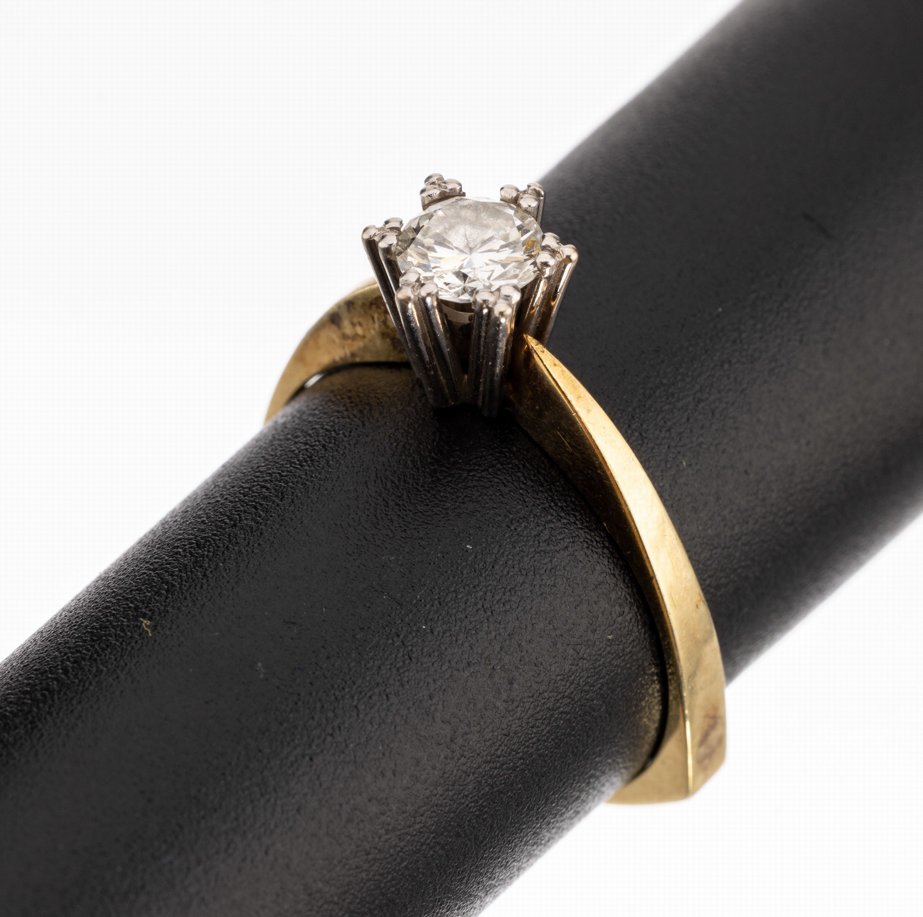 14 kt Gold Brillant-Ring, GG/WG 585/000, in WG gefasster Brillant ca. 0.50 ct Weiss/si, RW 57, ca. 3 g