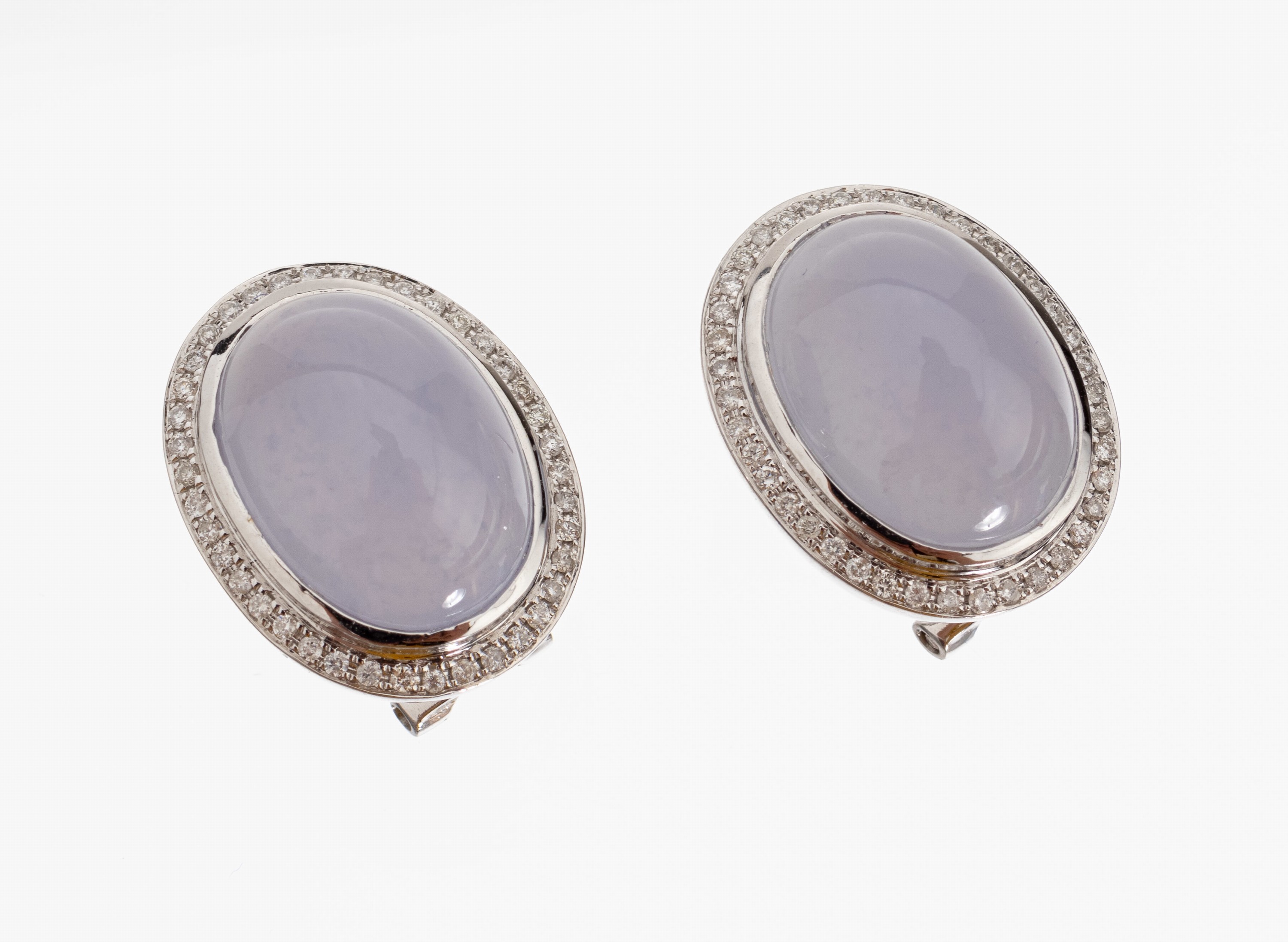 Paar 18 kt Gold Chalcedon-Brillant-Ohrstecker, WG 750/000, 2 ovale Chalcedon-Cabochons zus. ca. 12.0 ct, umgeben von ca. 100 Brillanten zus. ca. 0.50 ...