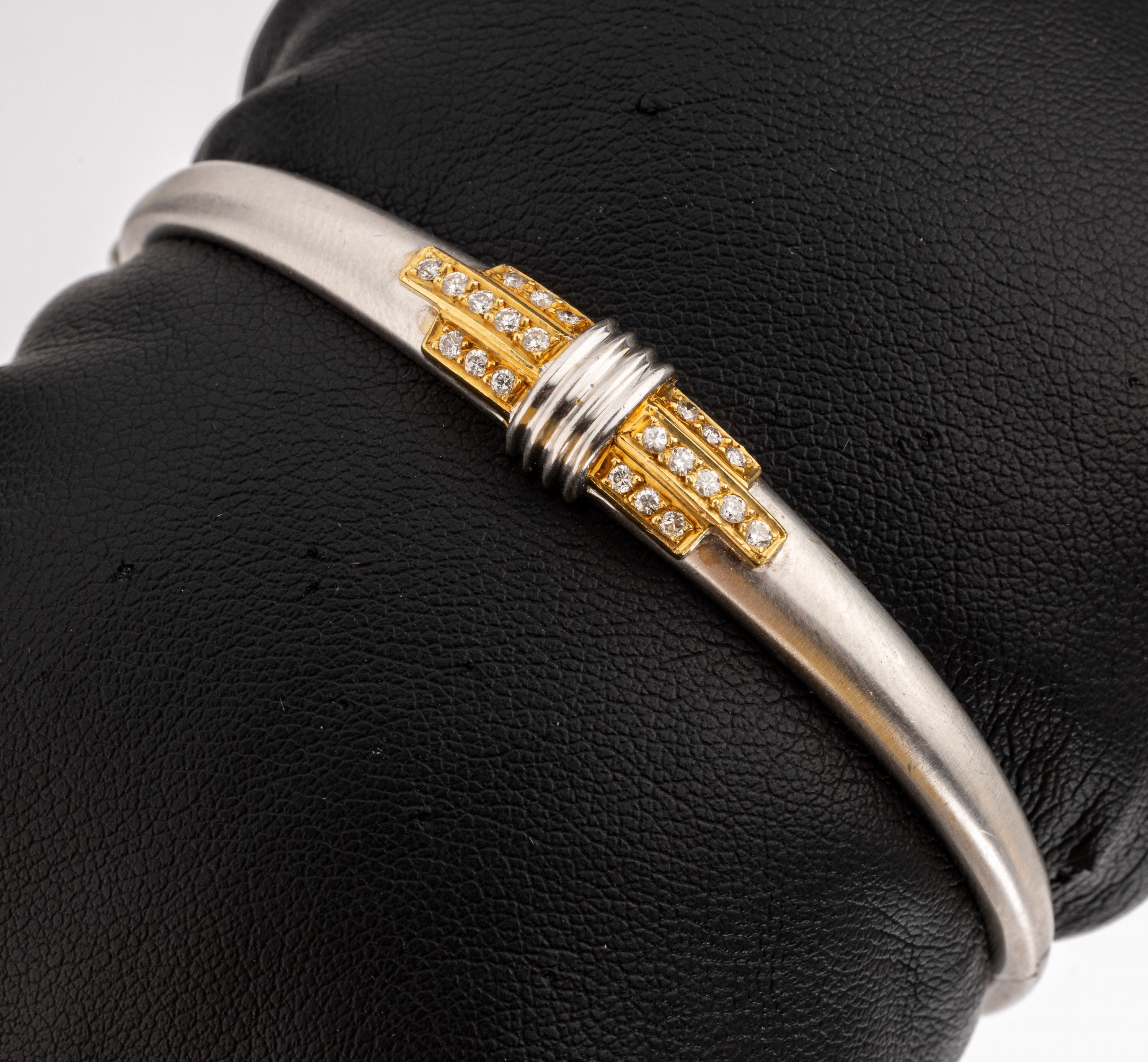 18 kt Gold Brillant-Armreif, WG/GG 750/000,Mittelteil mit aufgelegten GG Elementen bes. mit 22 Brillanten zus. ca. 0.22 ct Weiss/vs-si,D. ca. 6 x ...