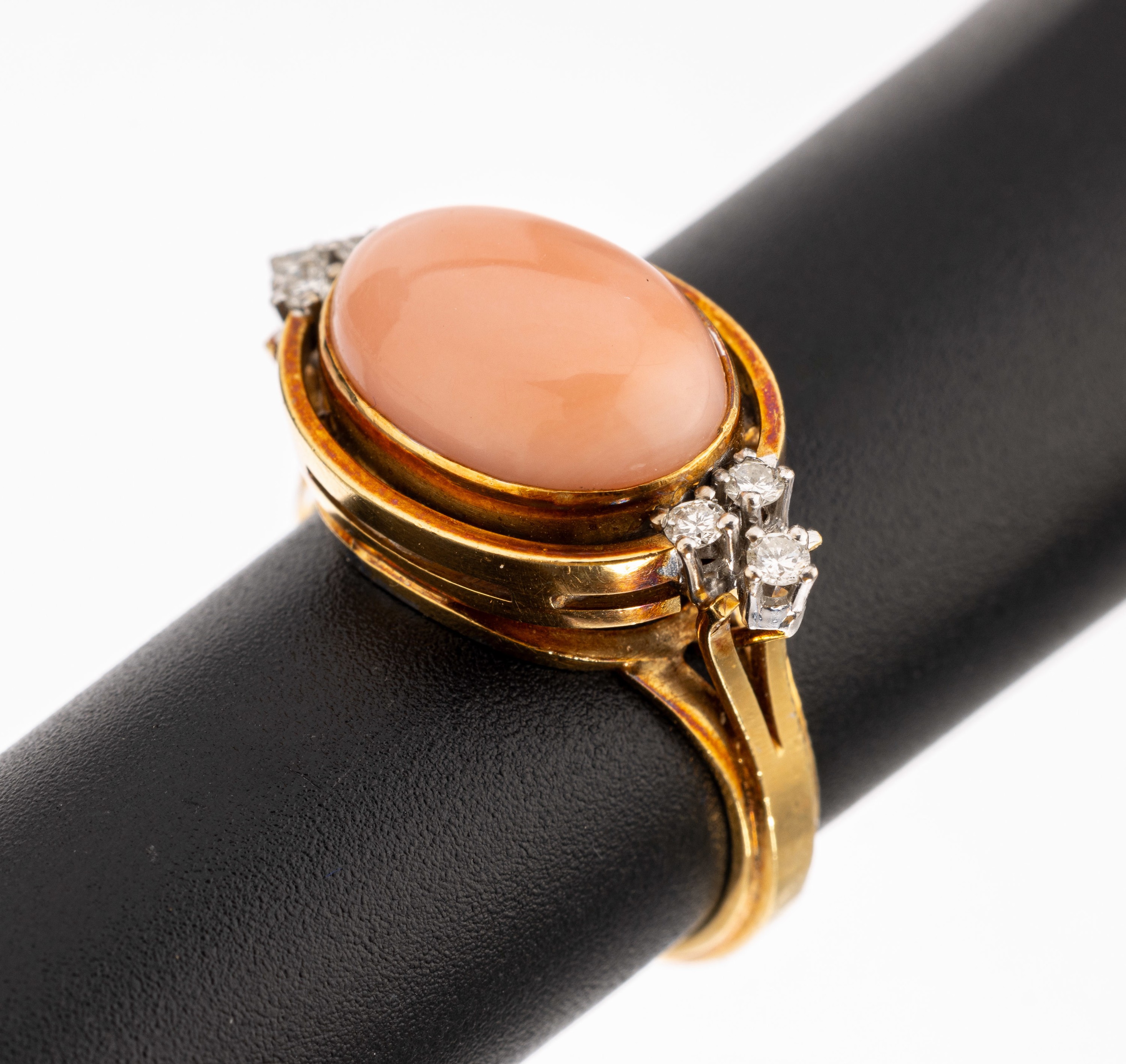 18 kt Gold Brillant-Korallen-Ring, GG 585/ 000, ovaler Engelhautkorallen-Cabochon ca. 6.0ct, seitl. 6 Brillanten zus. ca. 0.18 ct Weiss/si, RW 58, ...