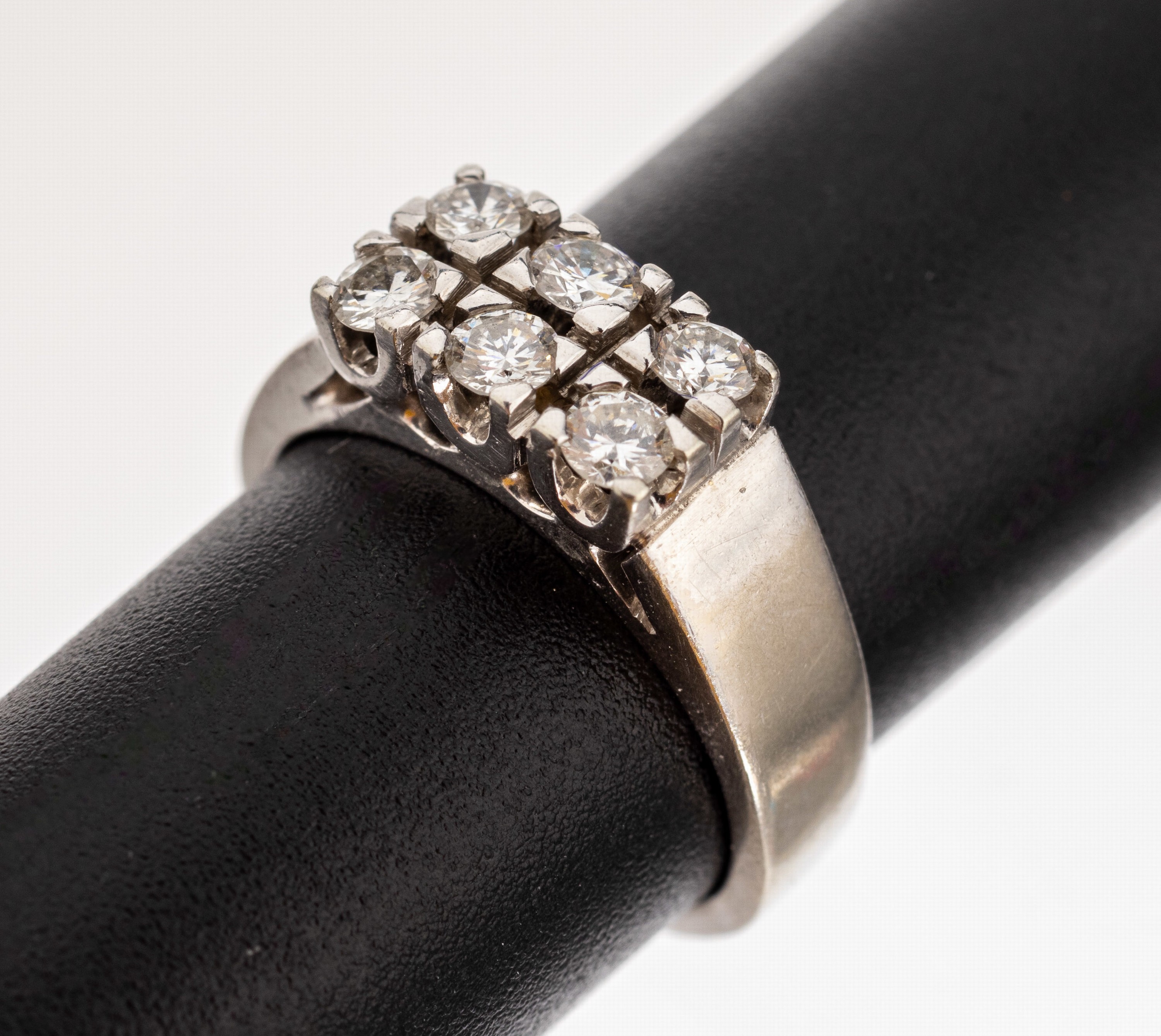 14 kt Gold Brillant-Ring, WG 585/000, 6 Brillanten zus. ca. 0.30 ct Weiß/si, RW 45, ca. 4.0 g
