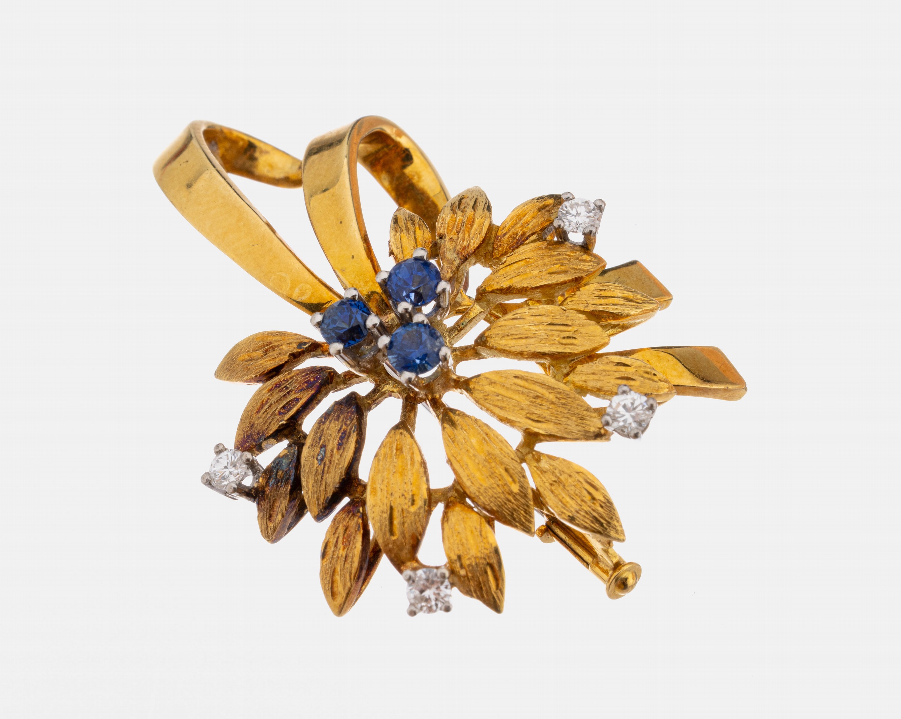 18 kt Gold Saphir-Brillant-Brosche, GG/WG 750/000, "Blüte", grav. Blätter, mittig mit 3 rundfacett. Saphire zus. ca. 0.48 ct, in WG ...