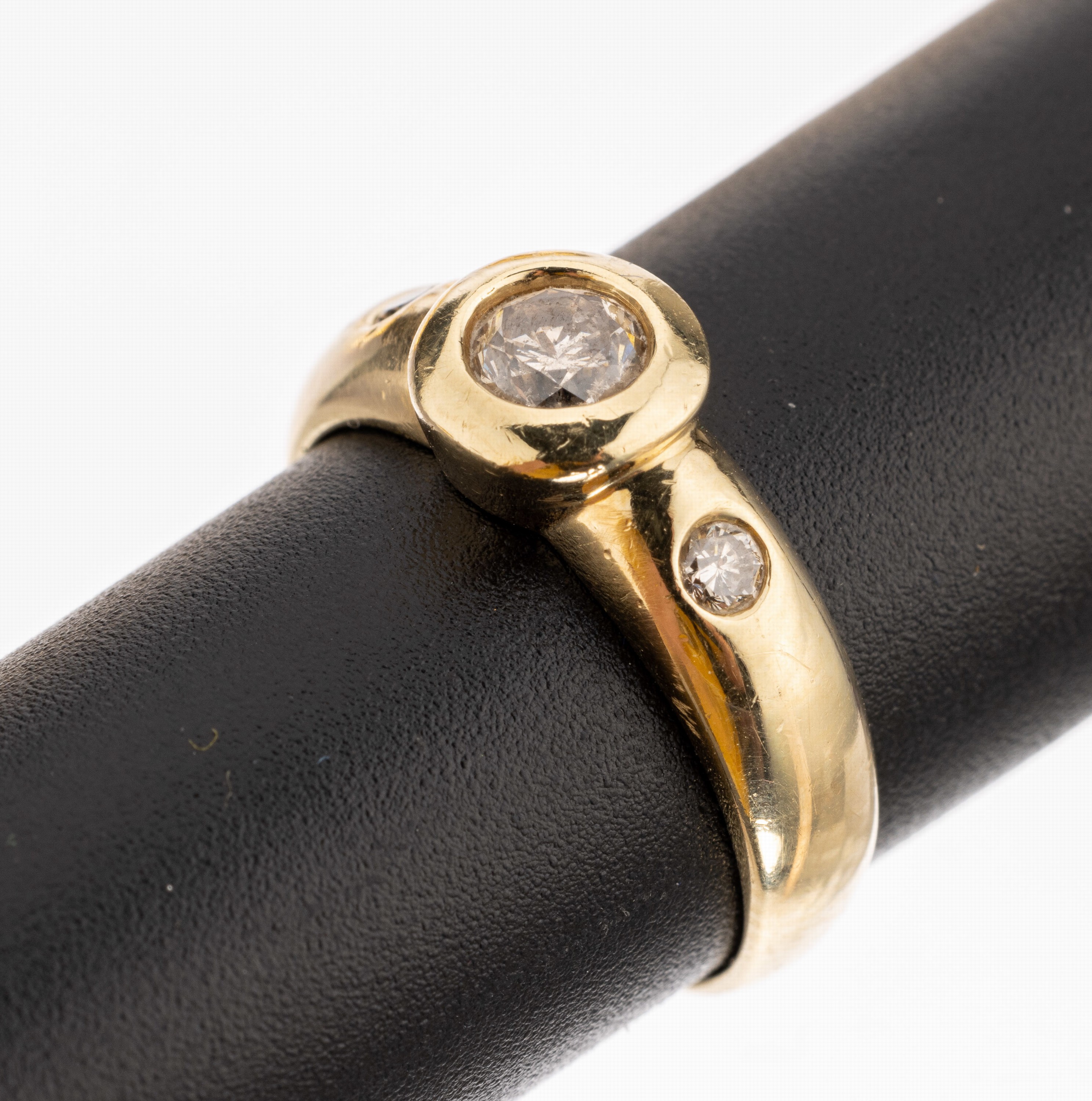 14 kt Gold Brillant-Ring, GG 585/000, 3 Brillanten zus. ca. 0.40 ct get. Weiss/p, RW 54, ca. 4.1 g