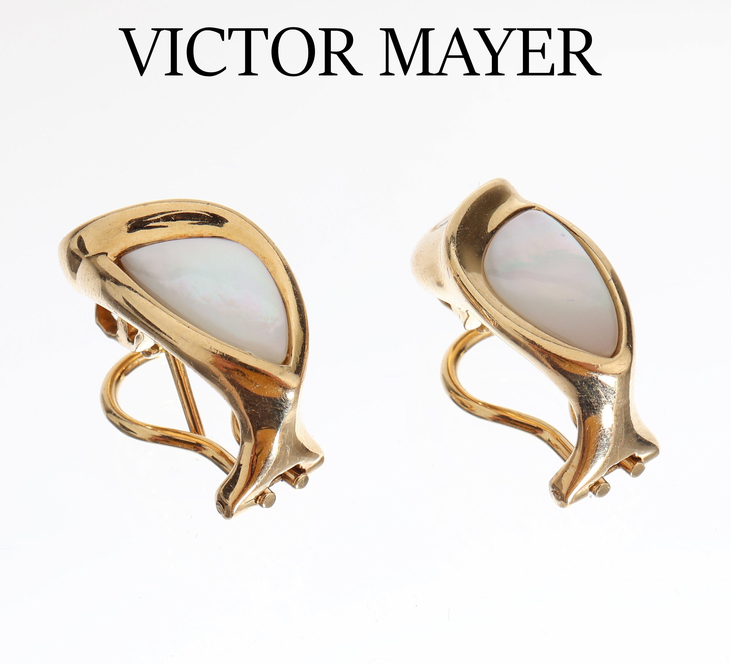 Paar 18 kt Gold VICTOR MAYER Brillant- Perlmutt-Ohrstecker, GG 750/000, 2 Brillanten zus. ca. 0.10 ct Weiß/vs, 2 asymm. Perlmutteinlagen, Steg ...