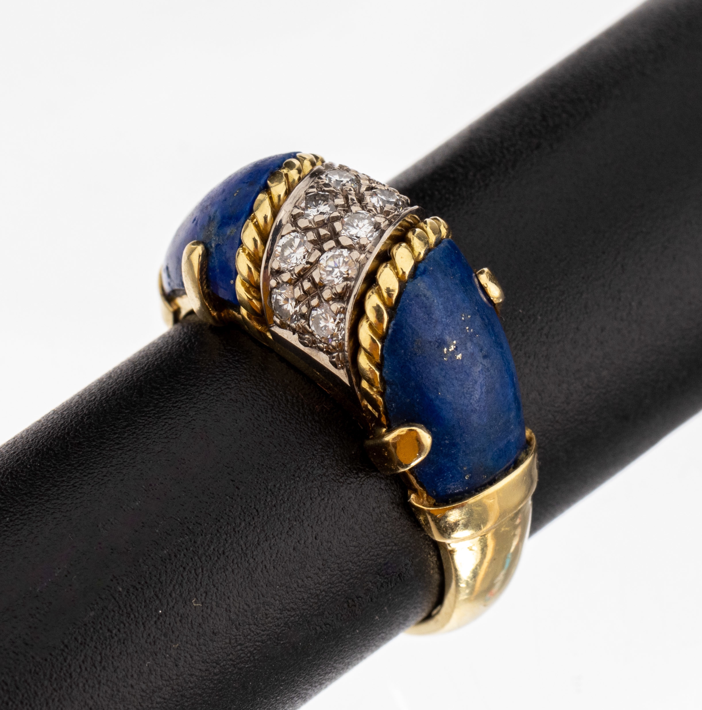 18 kt Gold Brillant-Lapislazuli-Ring, GG/WG750/000, 10 in WG gefasste Brillanten zus. ca.0.20 ct Weiß/si, seitl. 2 gewölbte Lapislazulieinlagen, ...