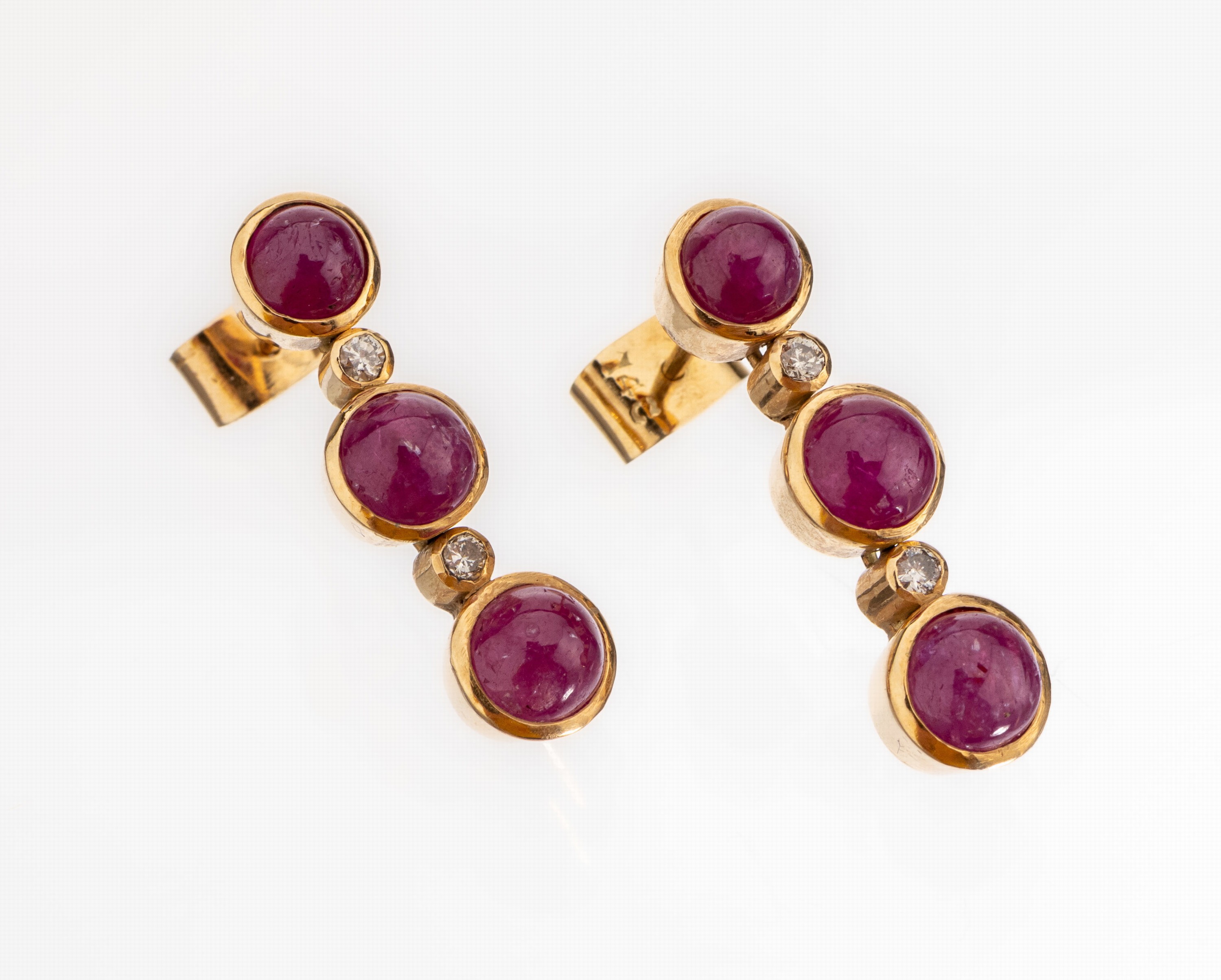 Paar 14 kt Gold Rubin-Brillant-Ohrstecker, GG 585/000, 6 runde Rubincabochons zus. ca. 4.50 ct, 4 Brillanten zus. ca. 0.08 ct Weiss/siL. ca. 2.5 cm, ...
