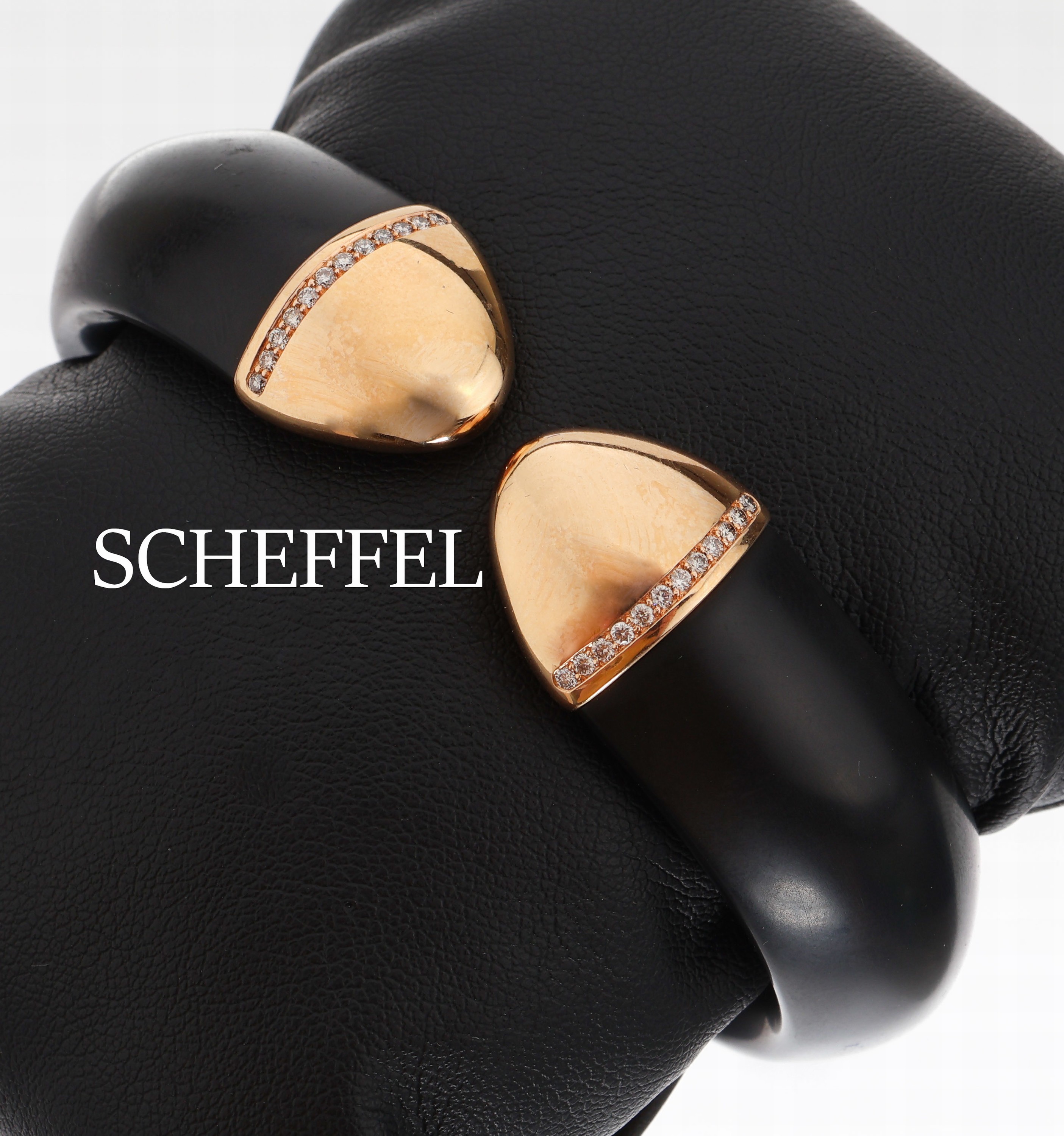 SCHEFFEL Brillant-Armreif, Serie JUMA, 24 in GG 750/000 gefasste Brillanten zus. ca. 0.28 ct feines Weiss/vs, aussergewöhnlicher Klappmechanismus, ...