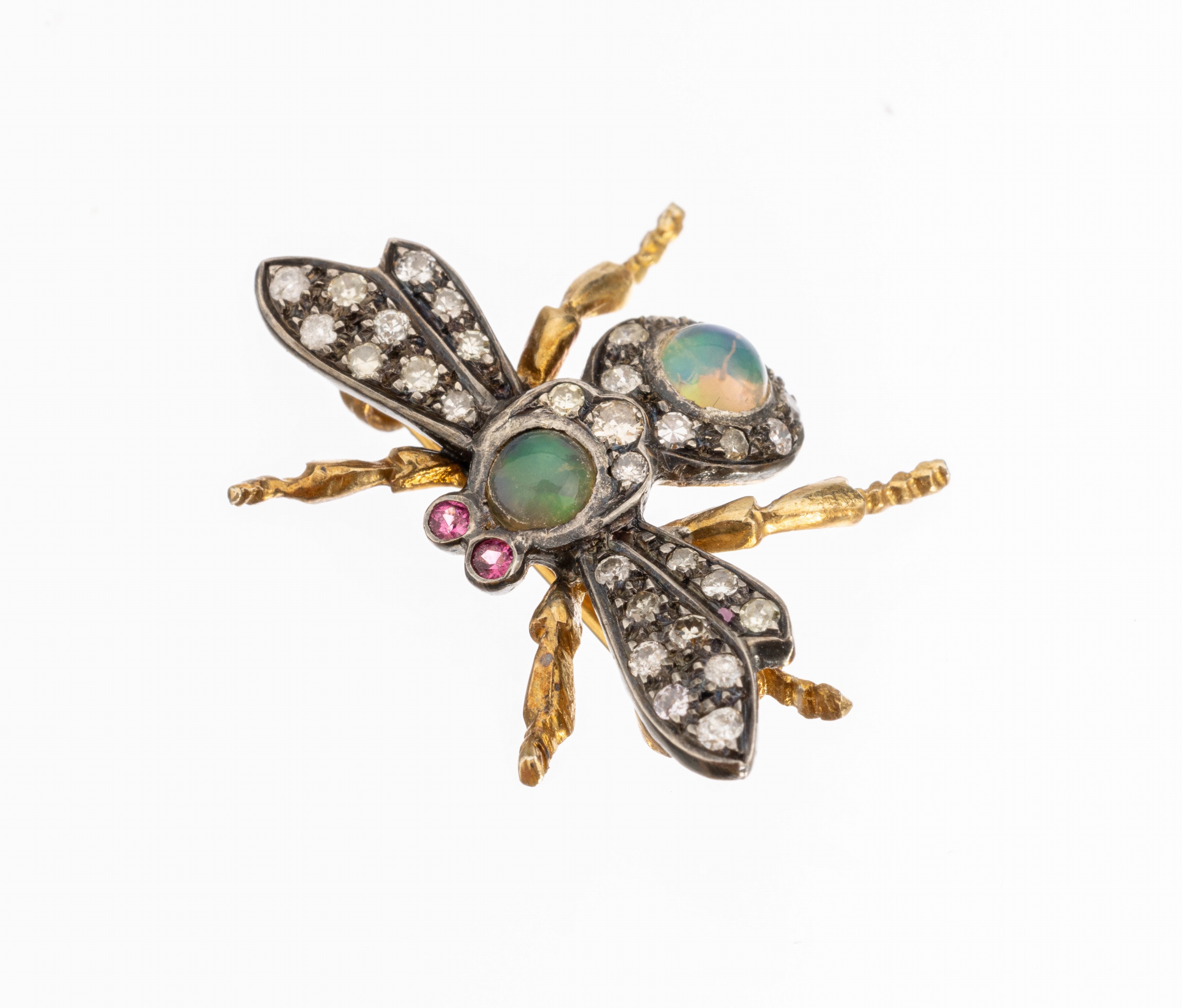 Opal-Diamant-Rubin-Brosche "Fliege", deutsch um 1900, Silber, z.T. verg., Körper mit 2 runden Opalcabochons zus. ca. 0.20 ct, Flügel und ...