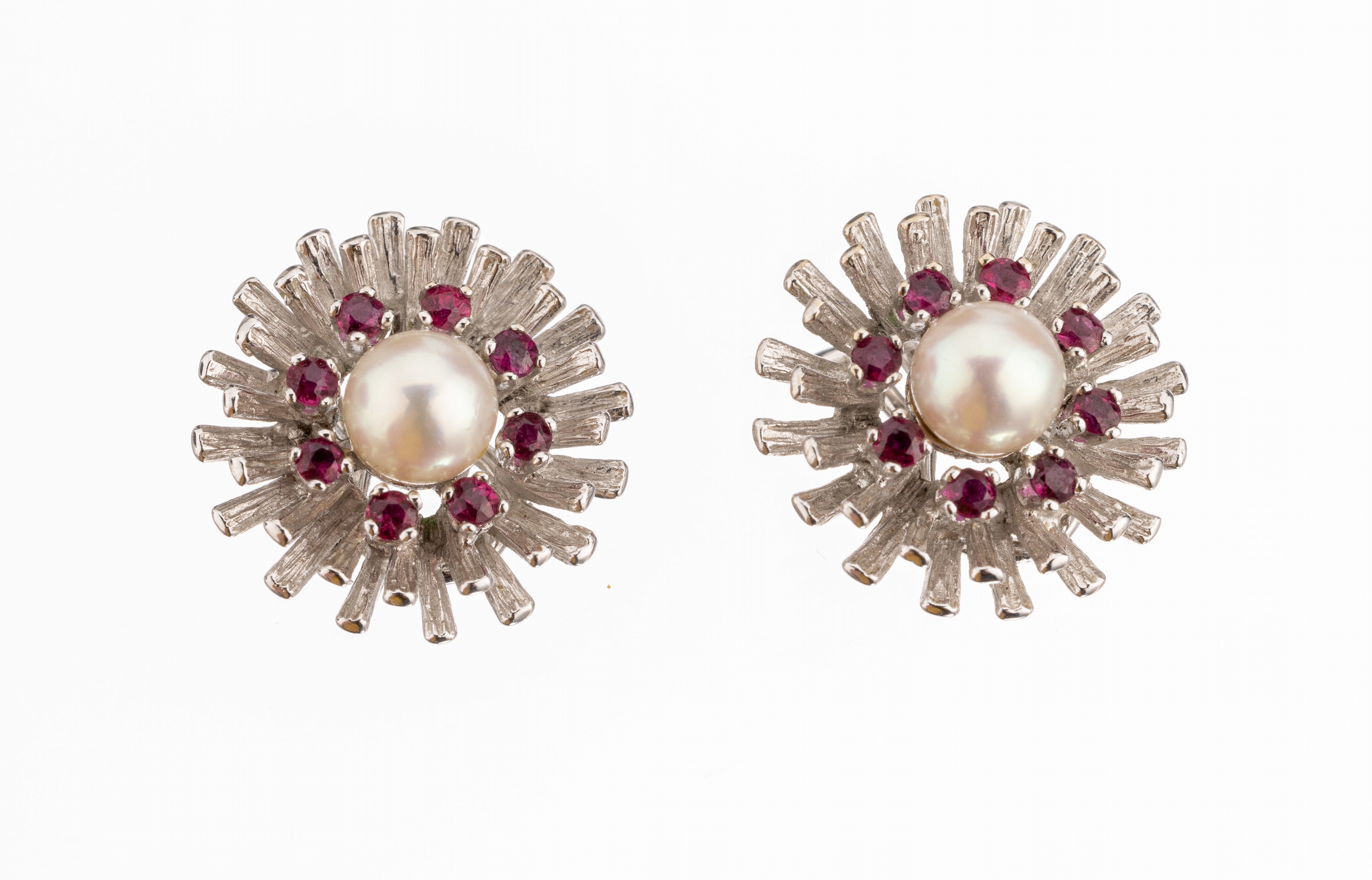 Paar 14 kt Gold Rubin Akoyazuchtperl Ohrclips , WG 585/000, 2 Zuchtperlen Durchm. ca. 6.3 mm, kl. Rubinbesatz, total ca. 8.9 g