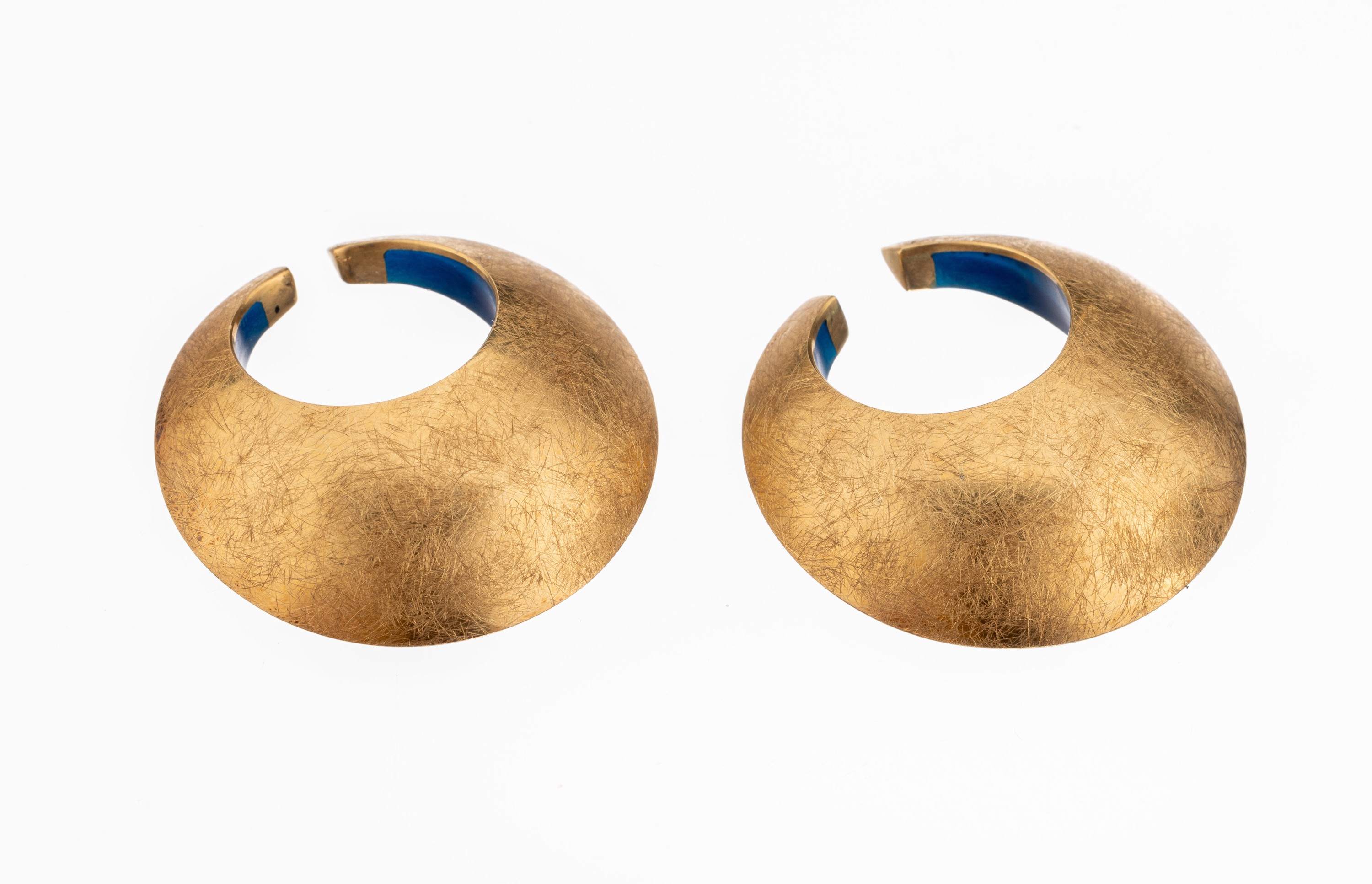 Paar 18 kt Gold Designer Ohreinhänger, GG 750/000-Aussenhülle, matt gebürstet, Einlage blaues Acryl, Durchm. ca. 3.5 cm, total ca. 24 g