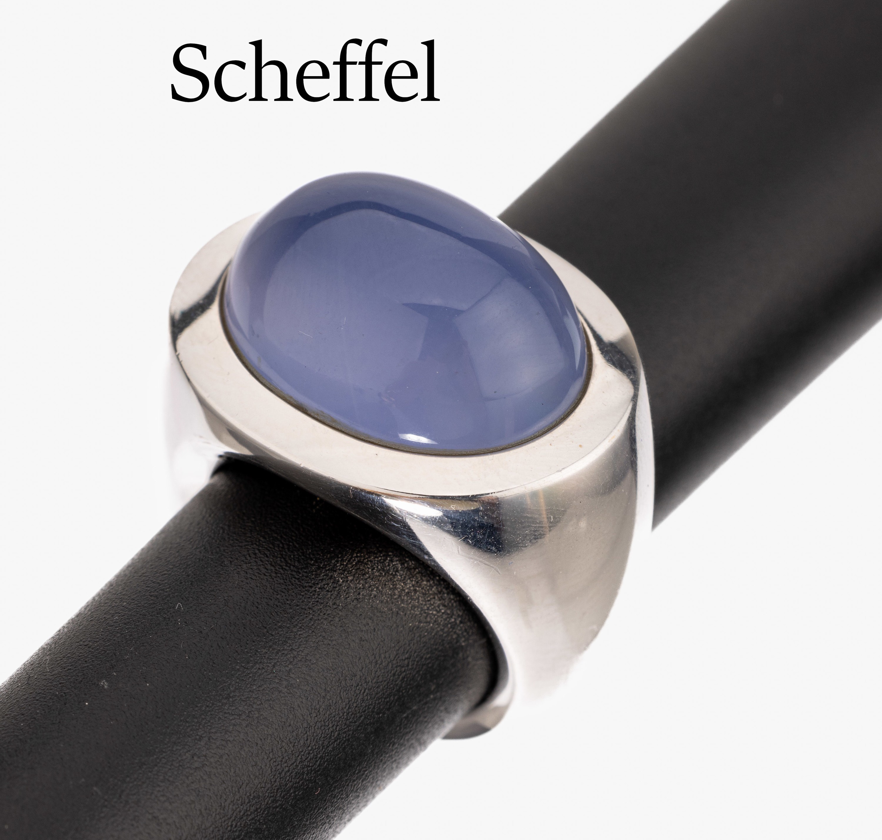18 kt Gold SCHEFFEL Chalzedon-Ring, WG 750/000, schwere massive Ausführung, ovaler Chalzedon-Cabochon ca. 20.04 ct, RW 56, ca. 29.5 g