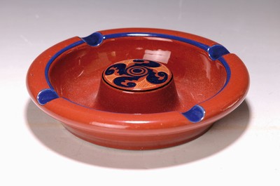 Image Aschenbecher, Cadinen, um 1910, Majolika, blau und gelb bemalt, H. ca. 4cm, D. ca. 20cm