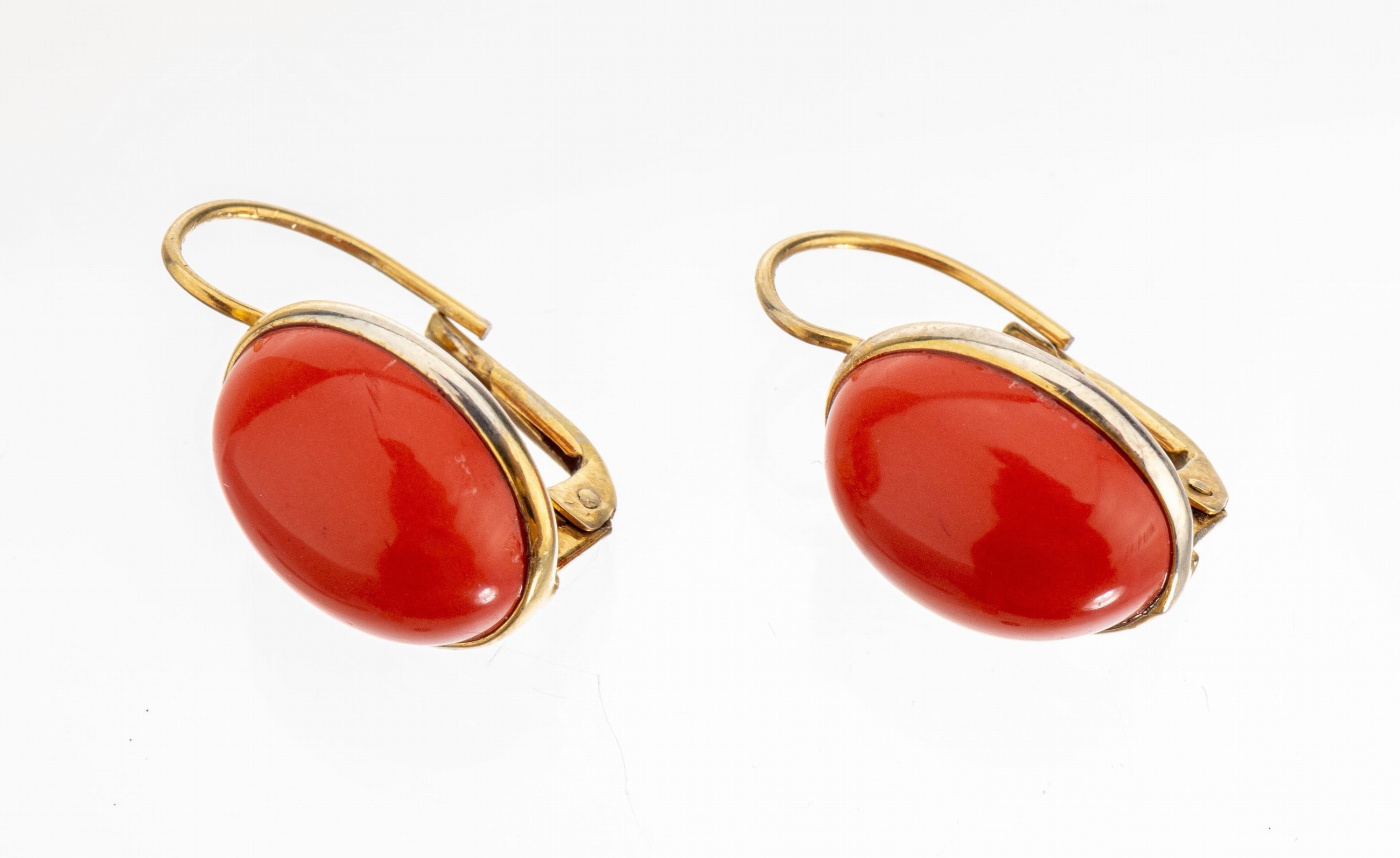 Paar Ohrgehänge mit Korallen, Silber vergoldet, 2 Korallen-Cabochons ca. 15 x 11 mm, gute Farbe, Versand nur innerhalb der EU