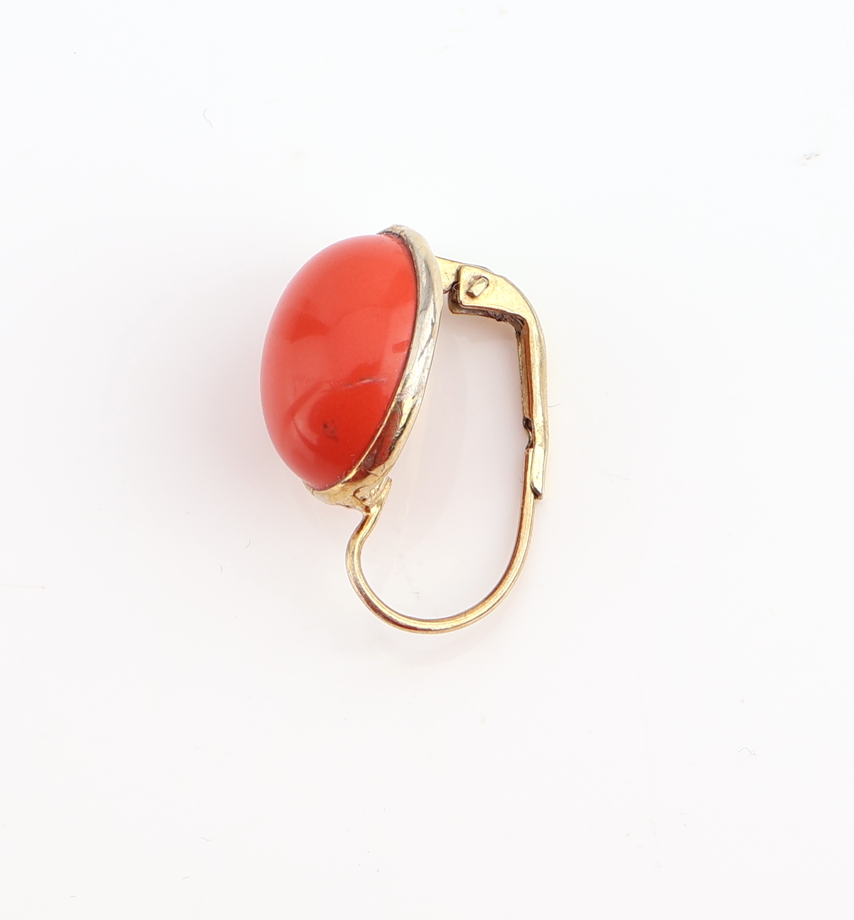 Detail b: Paar Ohrgehänge mit Korallen, Silber vergoldet, 2 Korallen-Cabochons ca. 15 x 11 mm, gute Farbe, Versand nur innerhalb der EU