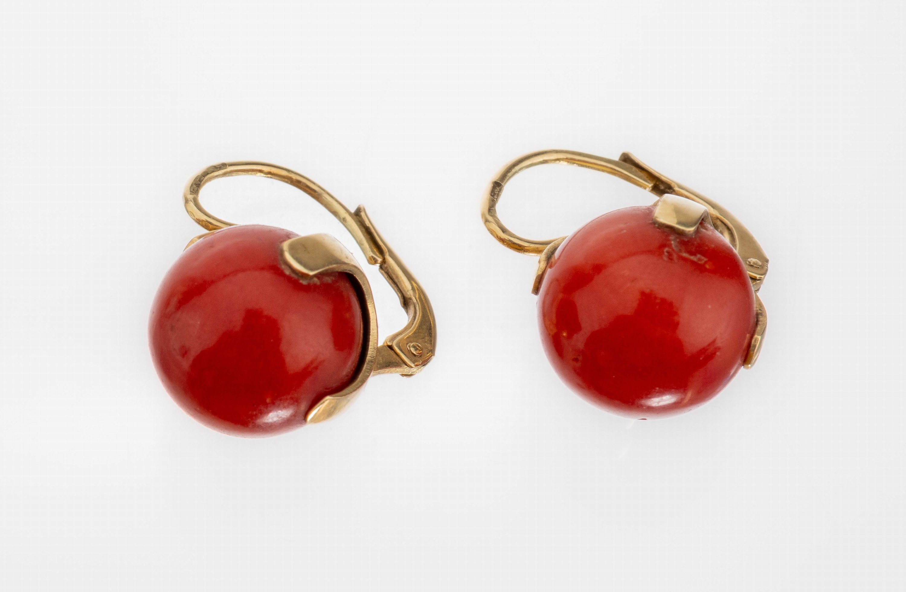 Paar 14 kt Gold Korallen-Ohrgehänge, GG 585/000, Korallen-Kugeln D. ca. 11.8 mm, Korallen von guter Farbe, Versand nur innerhalb der EU