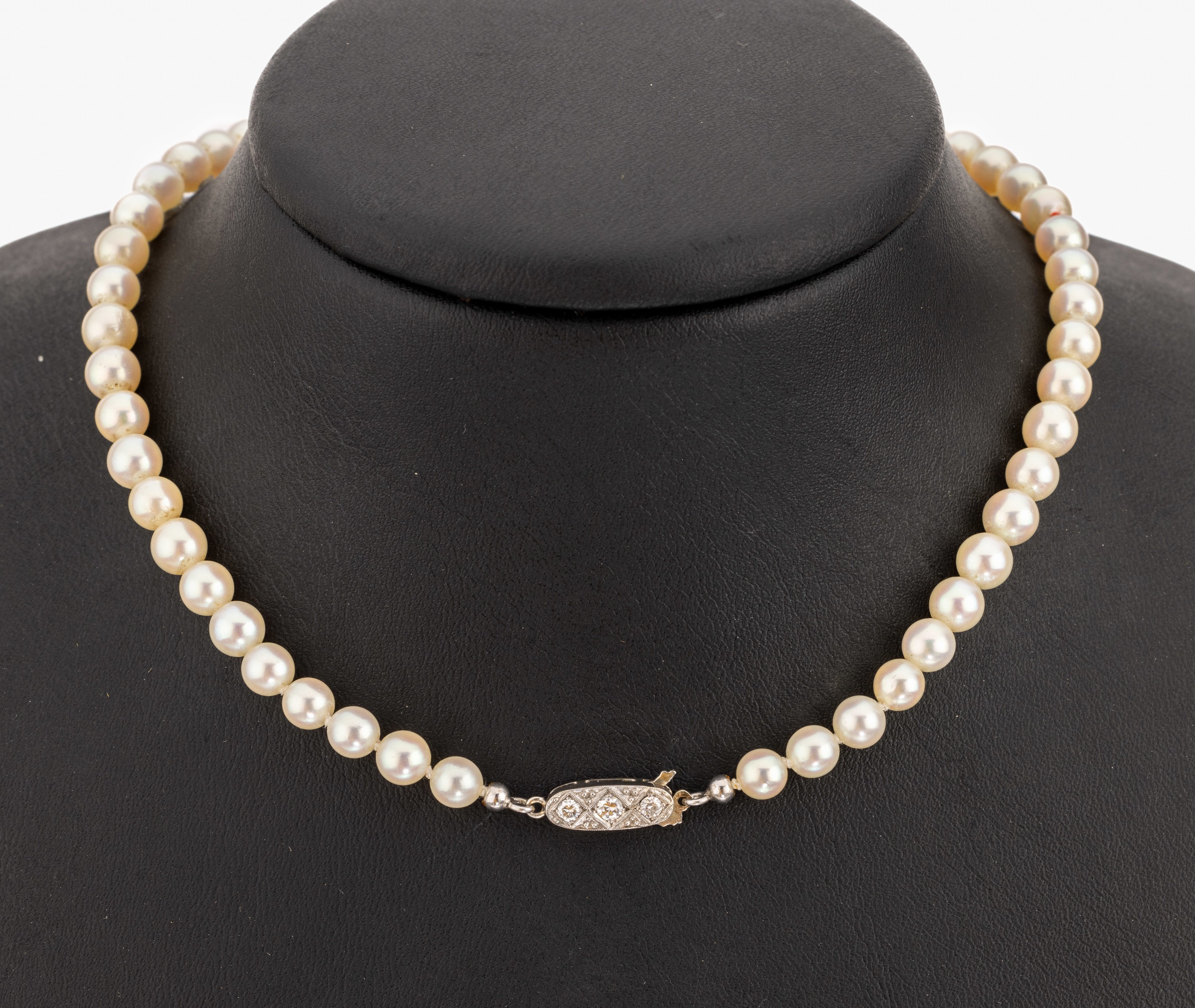 Zuchtperl-Collier mit 14 kt Gold Brillant- Schliesse, WG 585/000, 60 Akoyazuchtperlen, D. ca. 5.2-6.0 mm, L. ca. 36 cm, Steckschliessemit 3 ...
