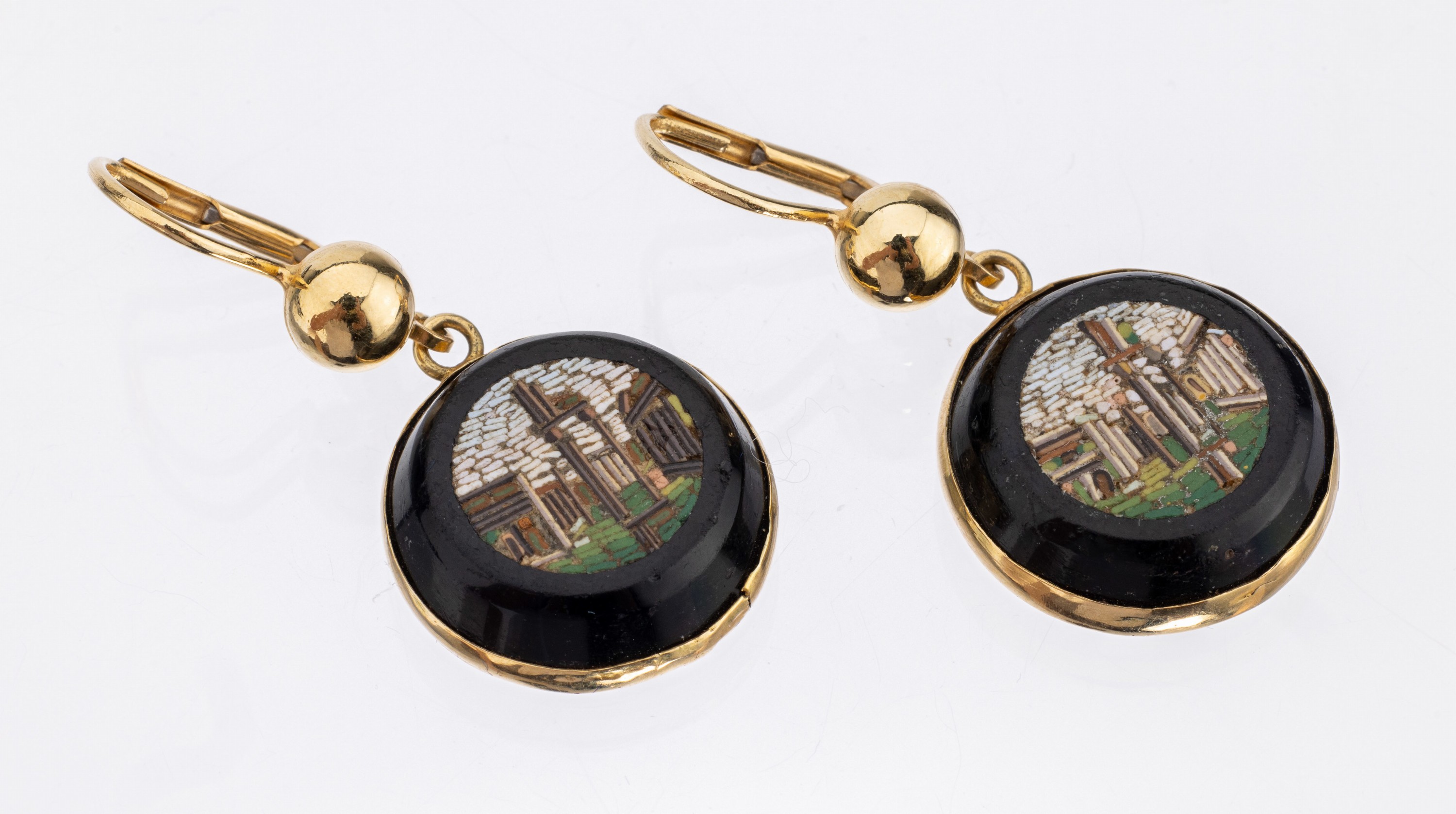 Paar 18 kt Gold Ohrgehänge mit Mikromosaik, Italien um 1880, Fassungen sek., GG 750/000, Mikromosaik mit Gebäudedarstellung, gegen- gleich, D. ca. ...
