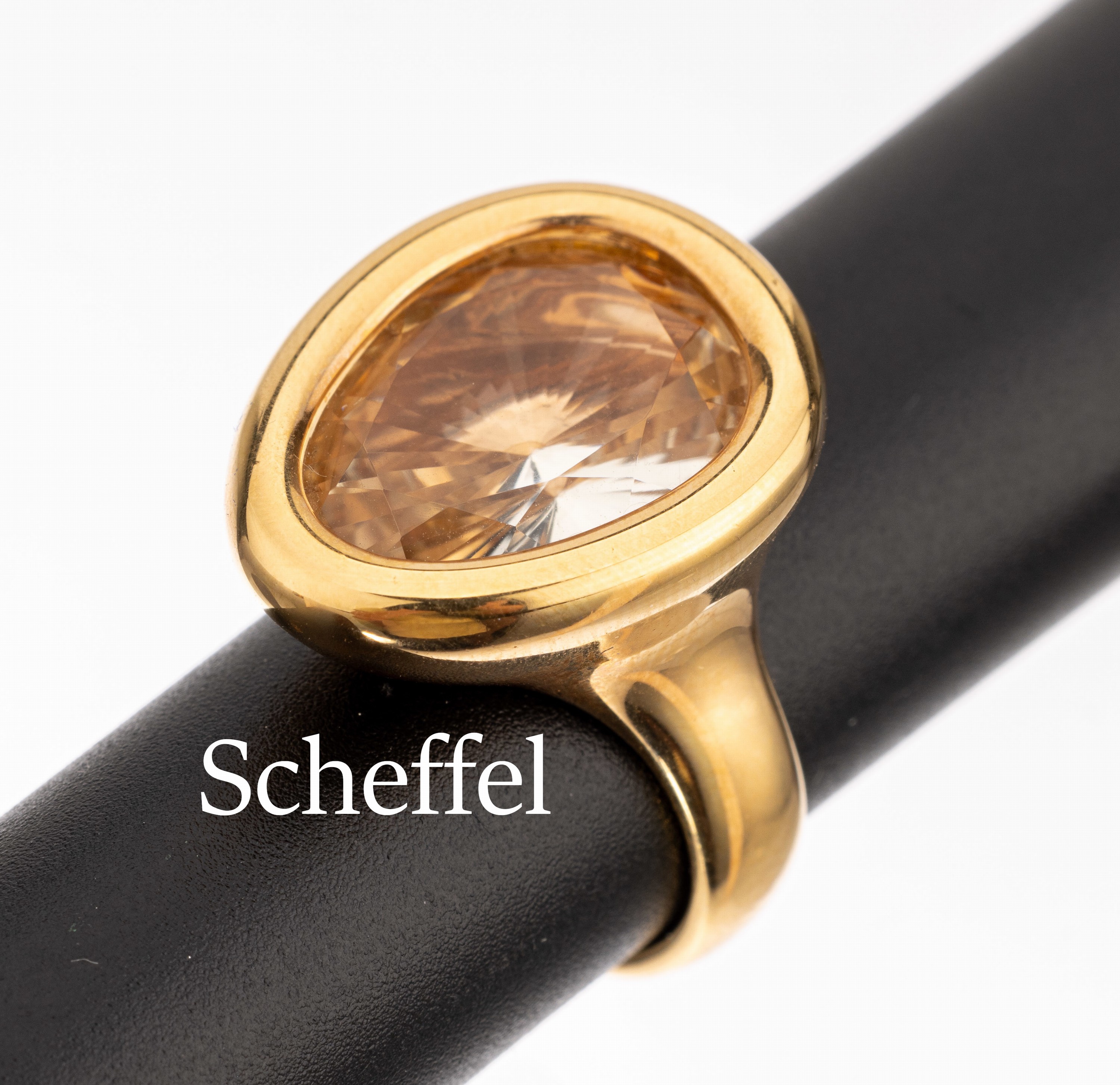 18 kt Gold SCHEFFEL Rauchquarz-Ring, GG 750/000 schwere massive Ausführung, facett. Rauchquarz ca. 9.54 ct, RW 57, ca. 19.6 g