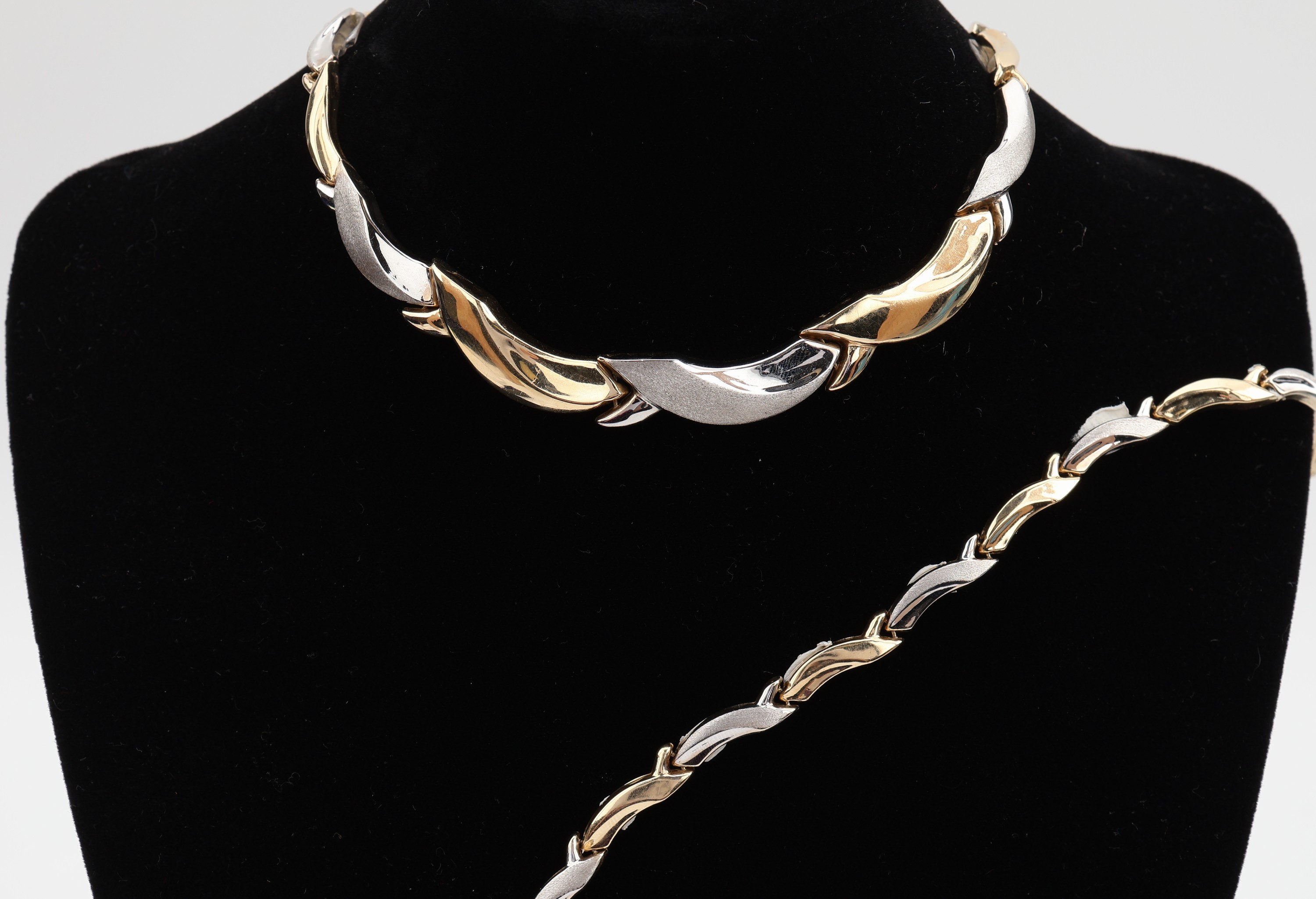 14 kt Gold Schmuckset, GG/WG 585/000, best.aus: 1 Armband, L. ca. 17.5 cm, Karabinerschliesse, und 1 Collier, L. ca. 44 cm, Karabinerschliesse, ca. ...