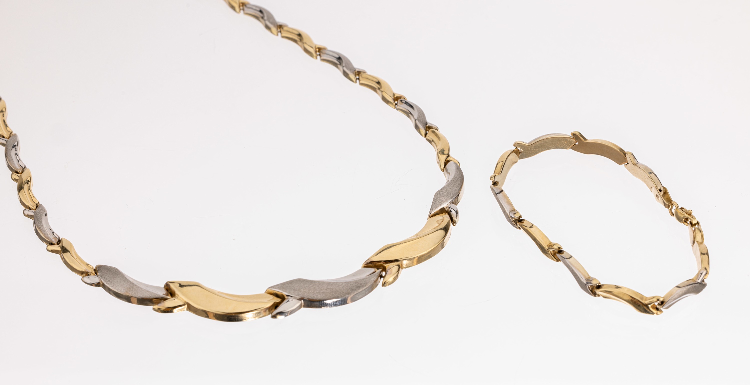 Detail a: 14 kt Gold Schmuckset, GG/WG 585/000, best.aus: 1 Armband, L. ca. 17.5 cm, Karabinerschliesse, und 1 Collier, L. ca. 44 cm, Karabinerschliesse, ca. ...